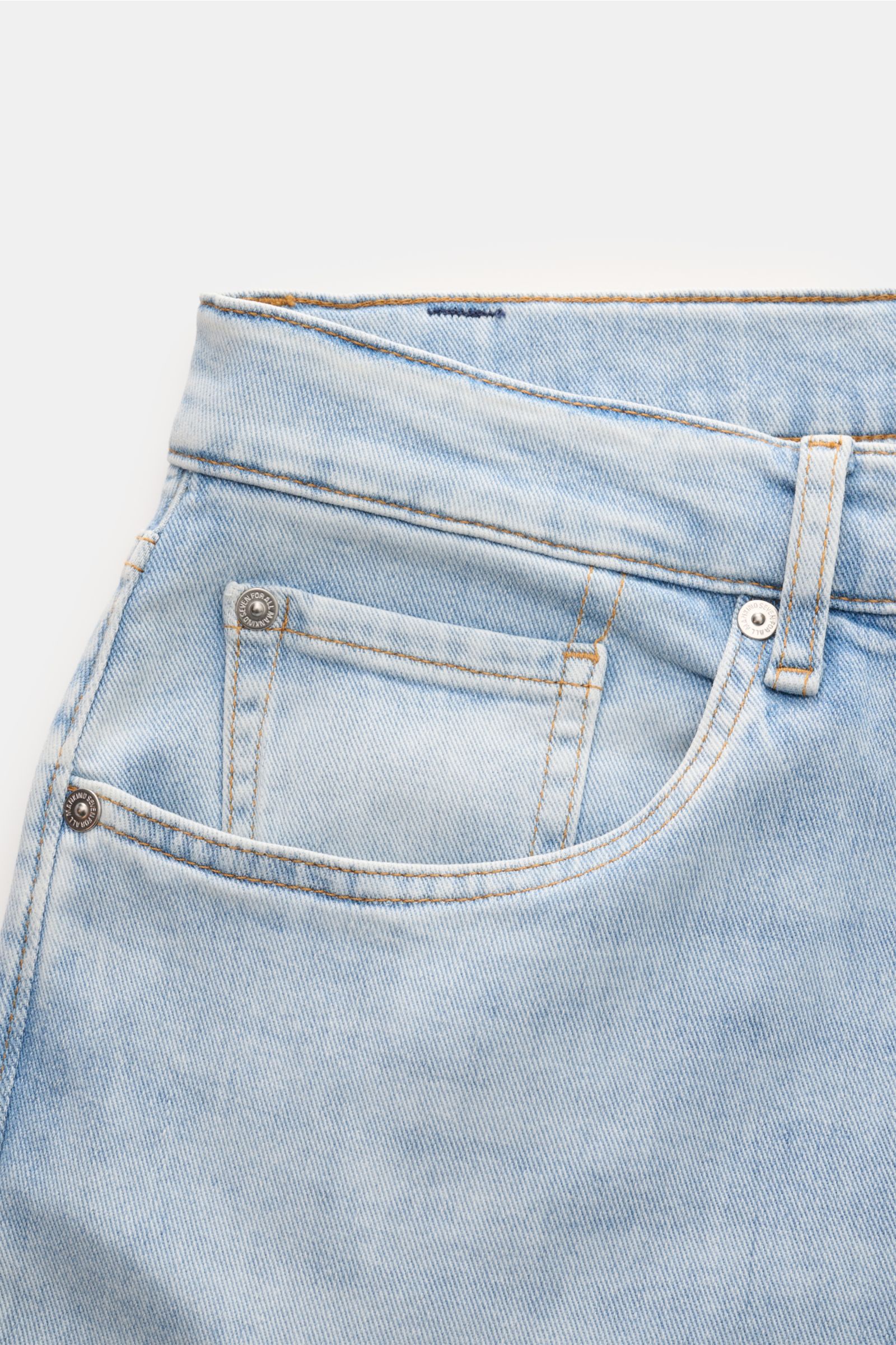 7 for all mankind Jeans 'The Straight' hellblau, Frontdetail mit Five-Pocket-Stil, Zip Fly, leichter schmaler Schnitt, authentische helle Waschung.