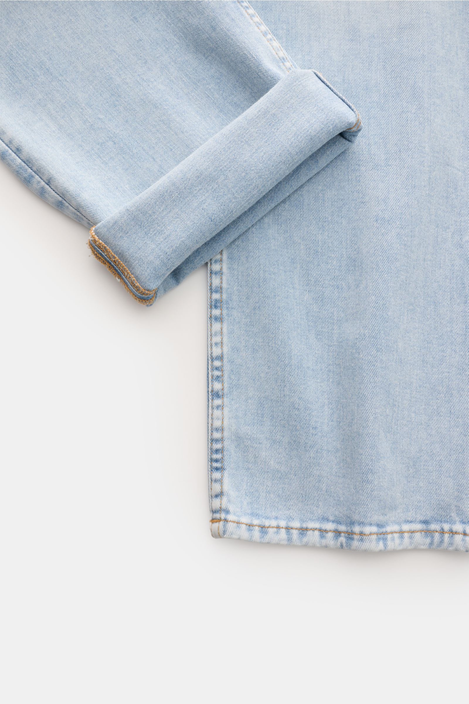 7 for all mankind Jeans 'The Straight' hellblau, Detailansicht vom Bein mit Umschlag, heller Denim, Baumwolle mit Stretch, Regular Fit, Five-Pocket-Stil.