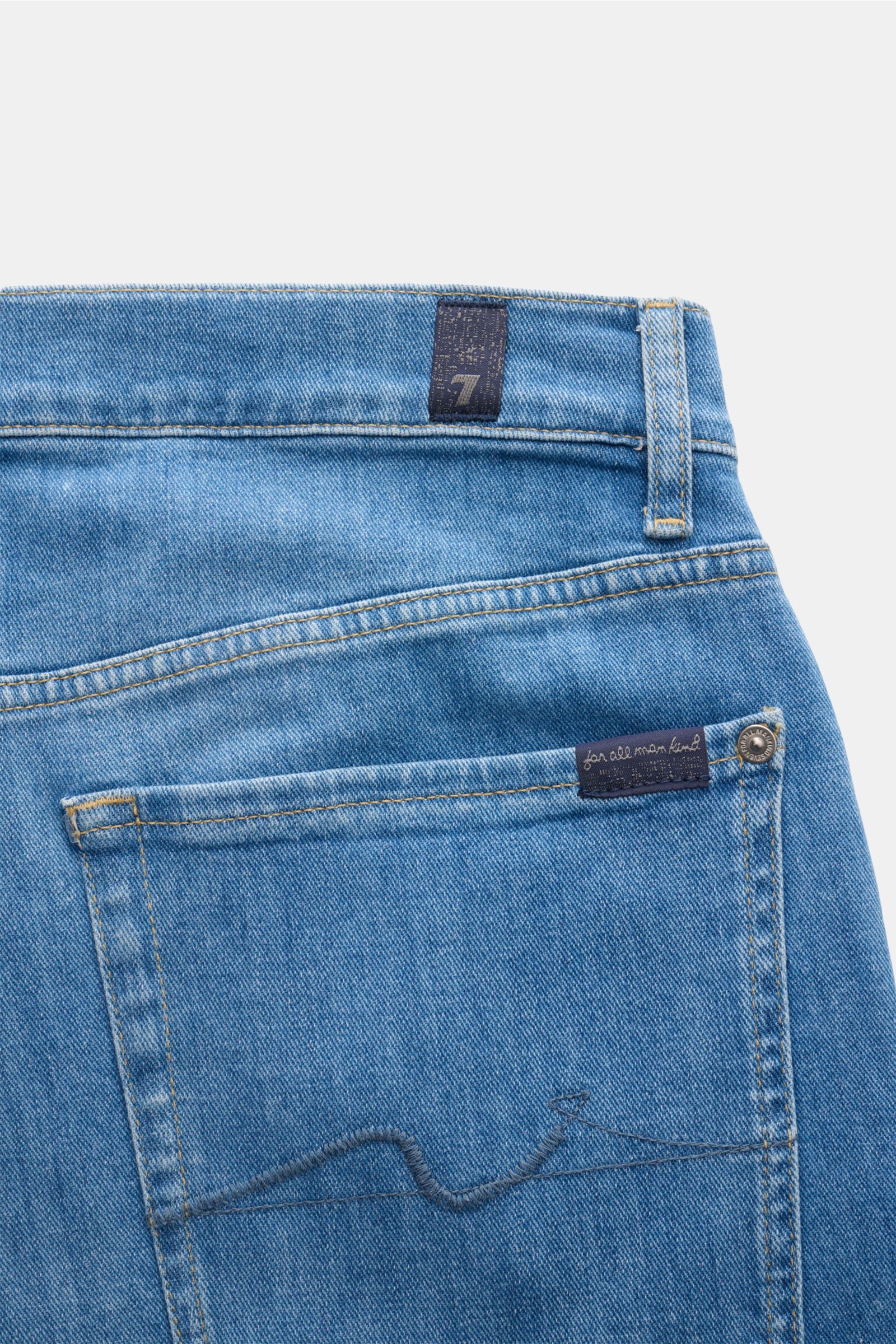 7 for all mankind Jeans 'The Straight' blau, Rückansicht mit Five-Pocket-Stil, elastischem Denim, leichter Waschung, Zip Fly und kleinem Weblabel.