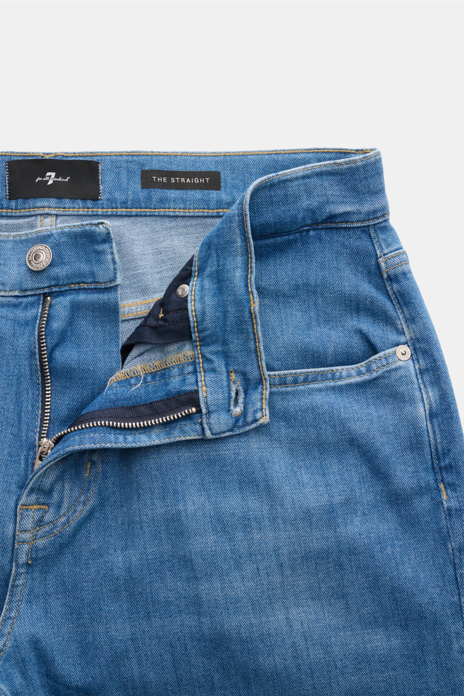 7 for all mankind Jeans 'The Straight' blau, Herren-Jeans mit Zip Fly, Five-Pocket-Stil, elastischem Baumwoll-Denim, Regular Fit, aus schräger Vorderansicht.