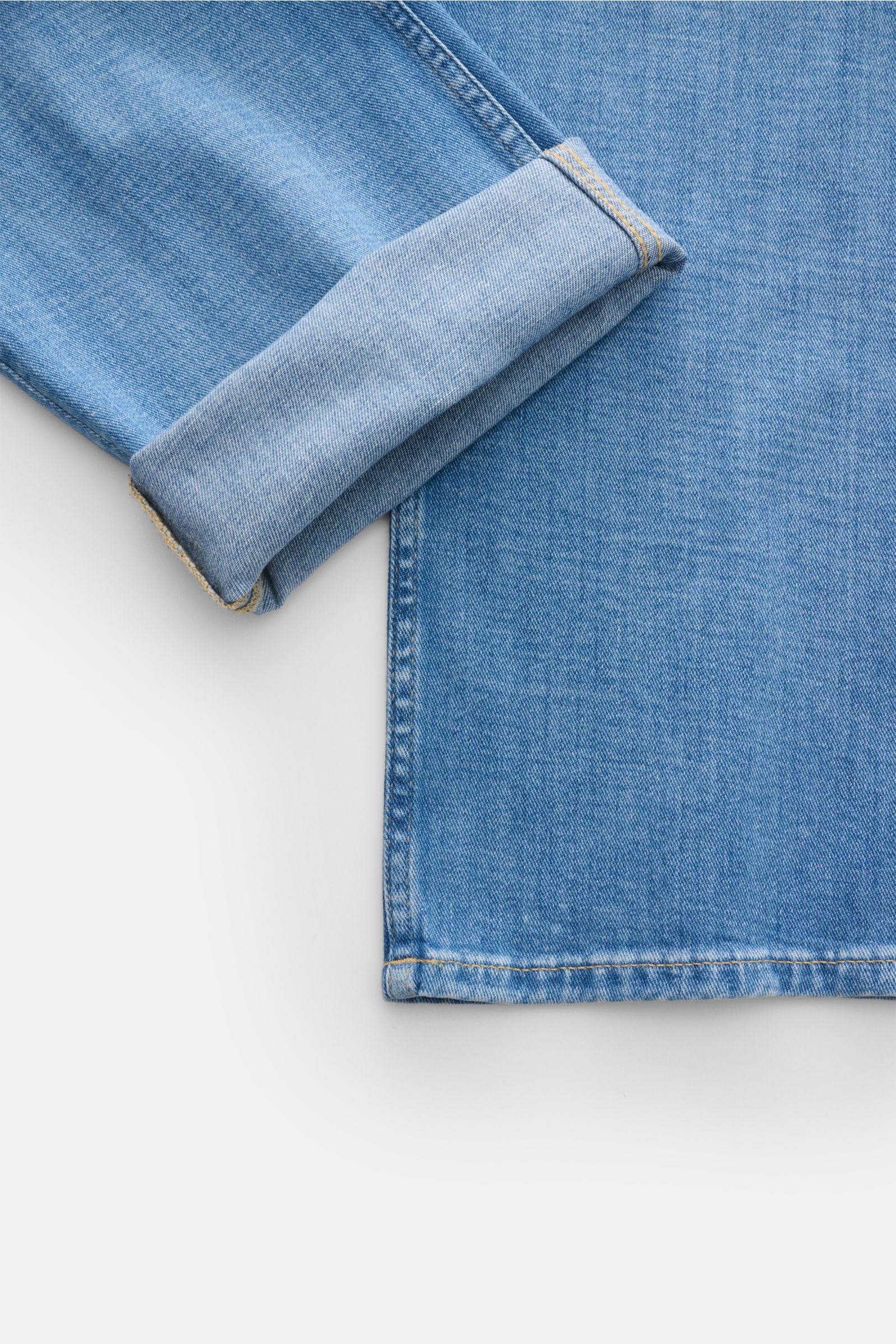 7 for all mankind Jeans 'The Straight' blau, Detailaufnahme des unteren Beinbereichs mit aufgekrempeltem Saum, elastischer Baumwolle, Regular Fit.