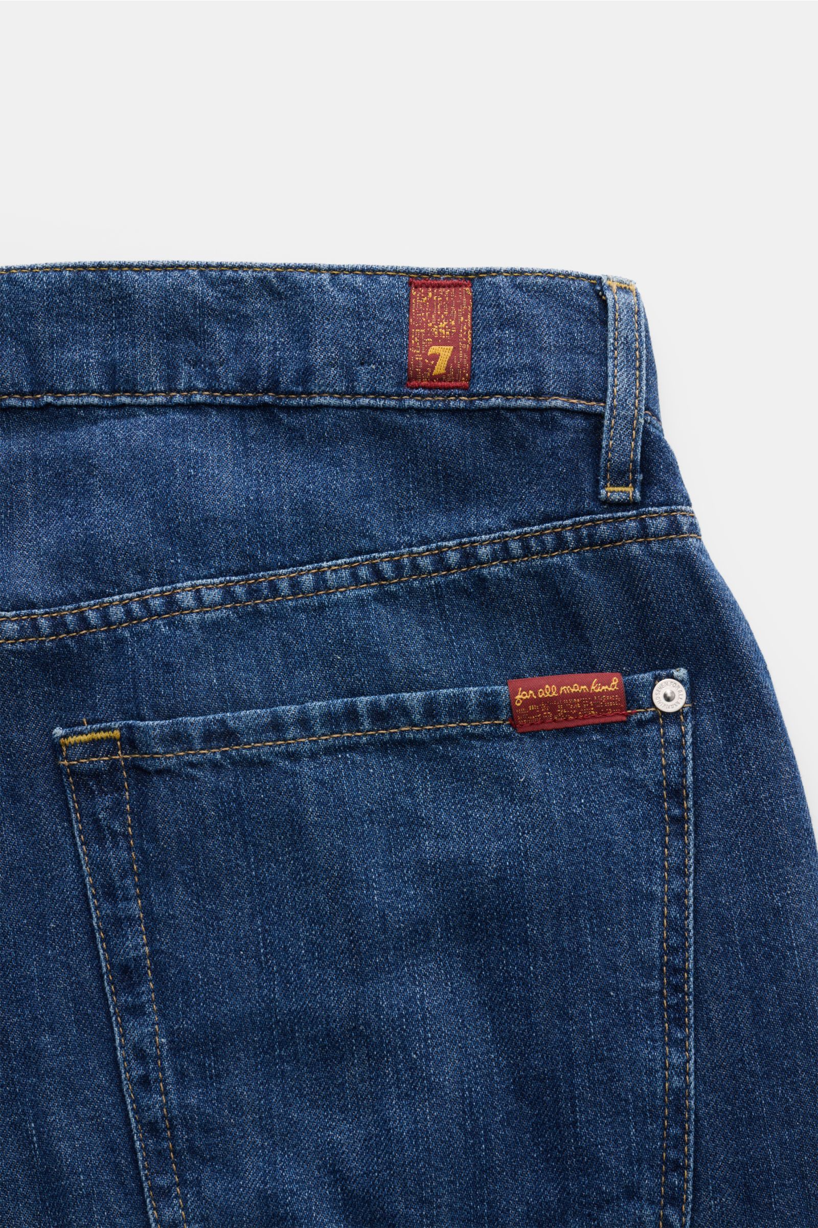 7 for all mankind Jeans 'The Straight' dunkelblau shown from the back close-up, featuring soft cotton-linen denim, Regular Fit, five-pocket style, zip fly, and small woven labels.