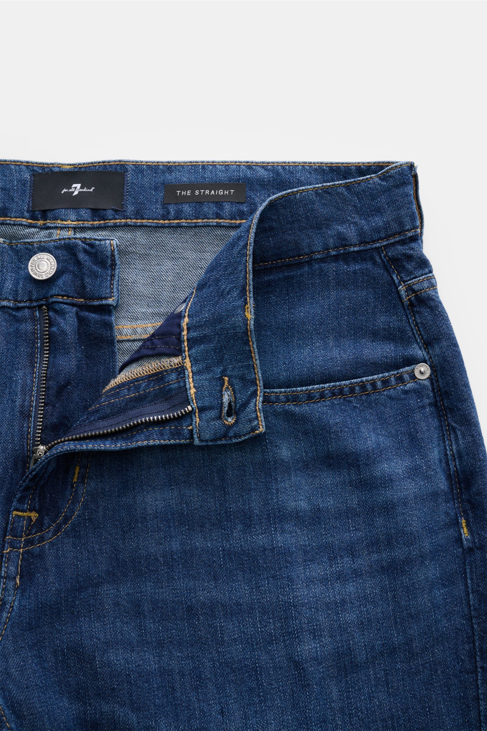 Close-up top-front view of 7 for all mankind Jeans 'The Straight' dunkelblau with zip fly, five-pocket style, soft cotton-linen denim, and small label.
