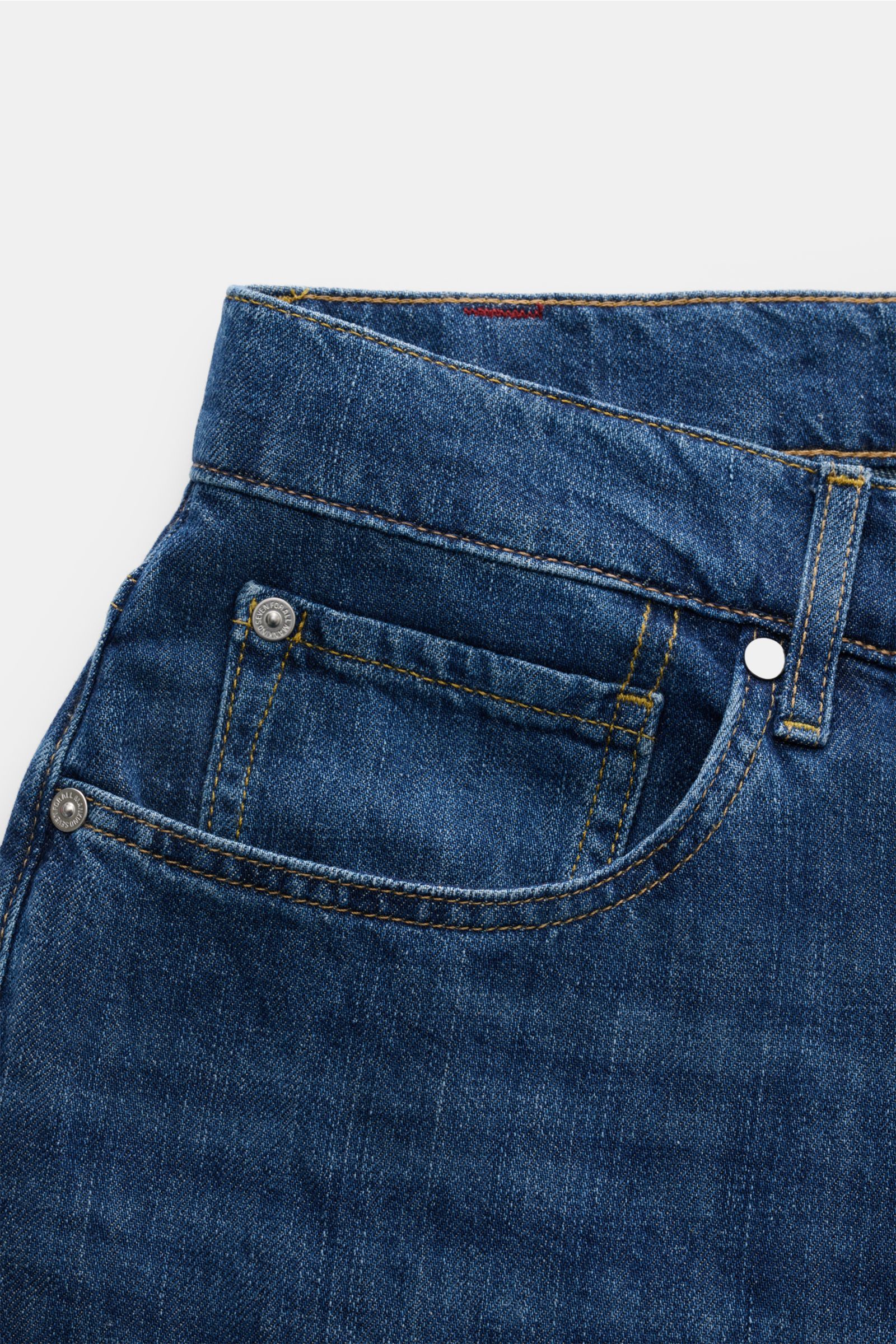 Close-up front view of 7 for all mankind Jeans 'The Straight' dunkelblau showing dark blue denim with soft wash, five-pocket style, zip fly, and small web label. Ihre neue Lieblingsjeans wird das Modell 'The Straight' des Denim-Labels 7 FOR ALL MANKIND se