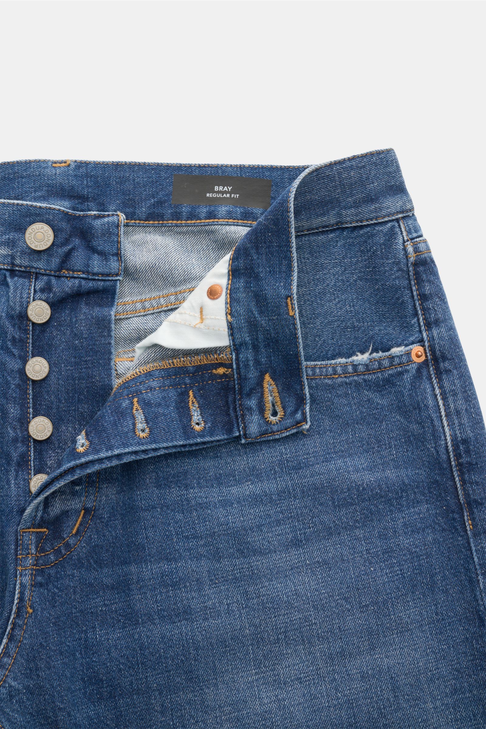 Dondup Jeans 'Bray' blau, Nahaufnahme von vorne mit offenem Button Fly, Regular Fit, authentischer Used-Waschung und Distressed-Details.