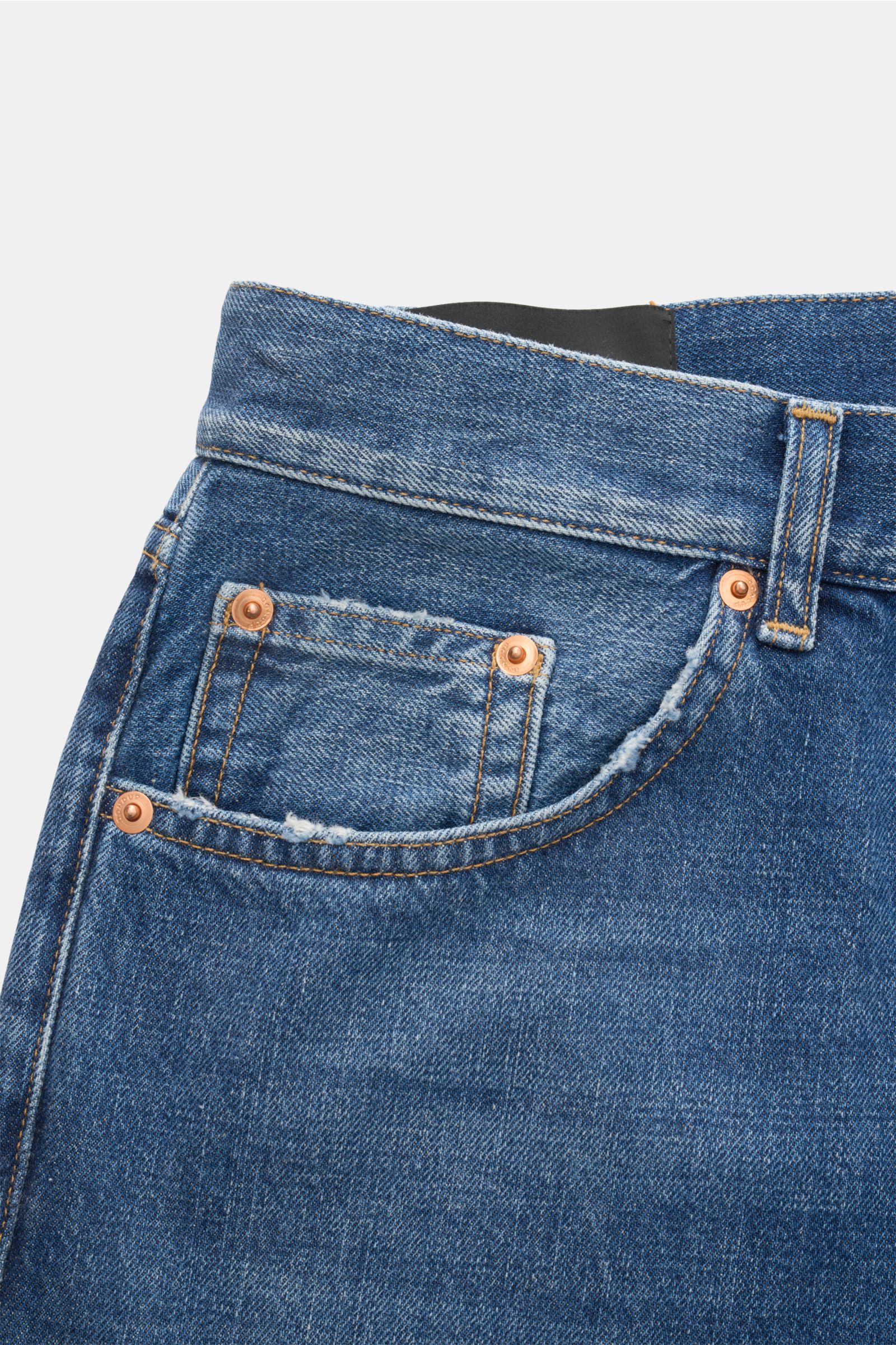 Nahaufnahme der Dondup Jeans 'Bray' blau von schräg vorne oben, Denim aus Baumwolle mit Used-Waschung, Distressed-Details, Button Fly und Five-Pocket-Stil.