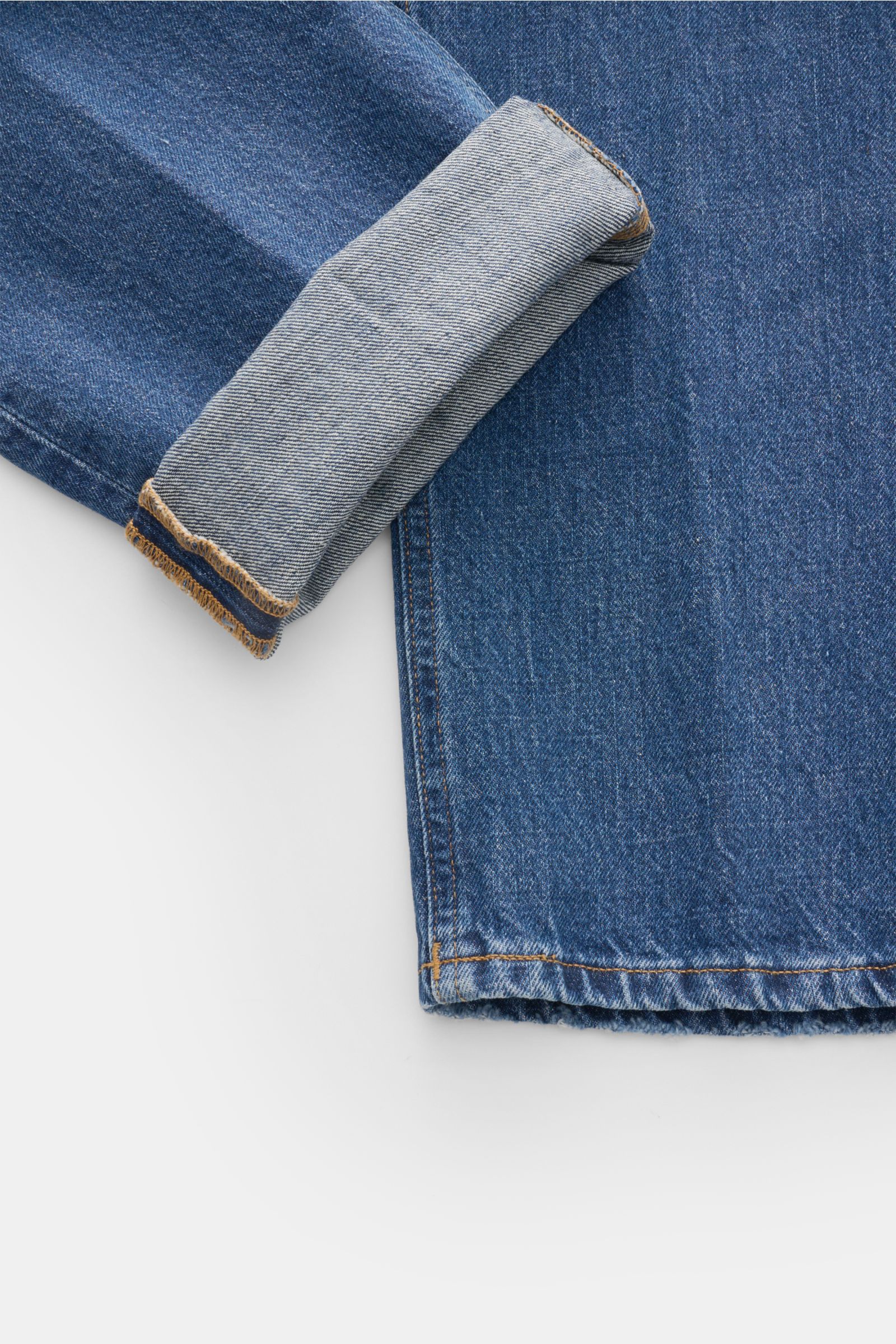 Dondup Jeans 'Bray' blau, Detailansicht des unteren Hosenbeins mit aufgekrempeltem Saum, authentische Used-Waschung, Regular Fit Denim.