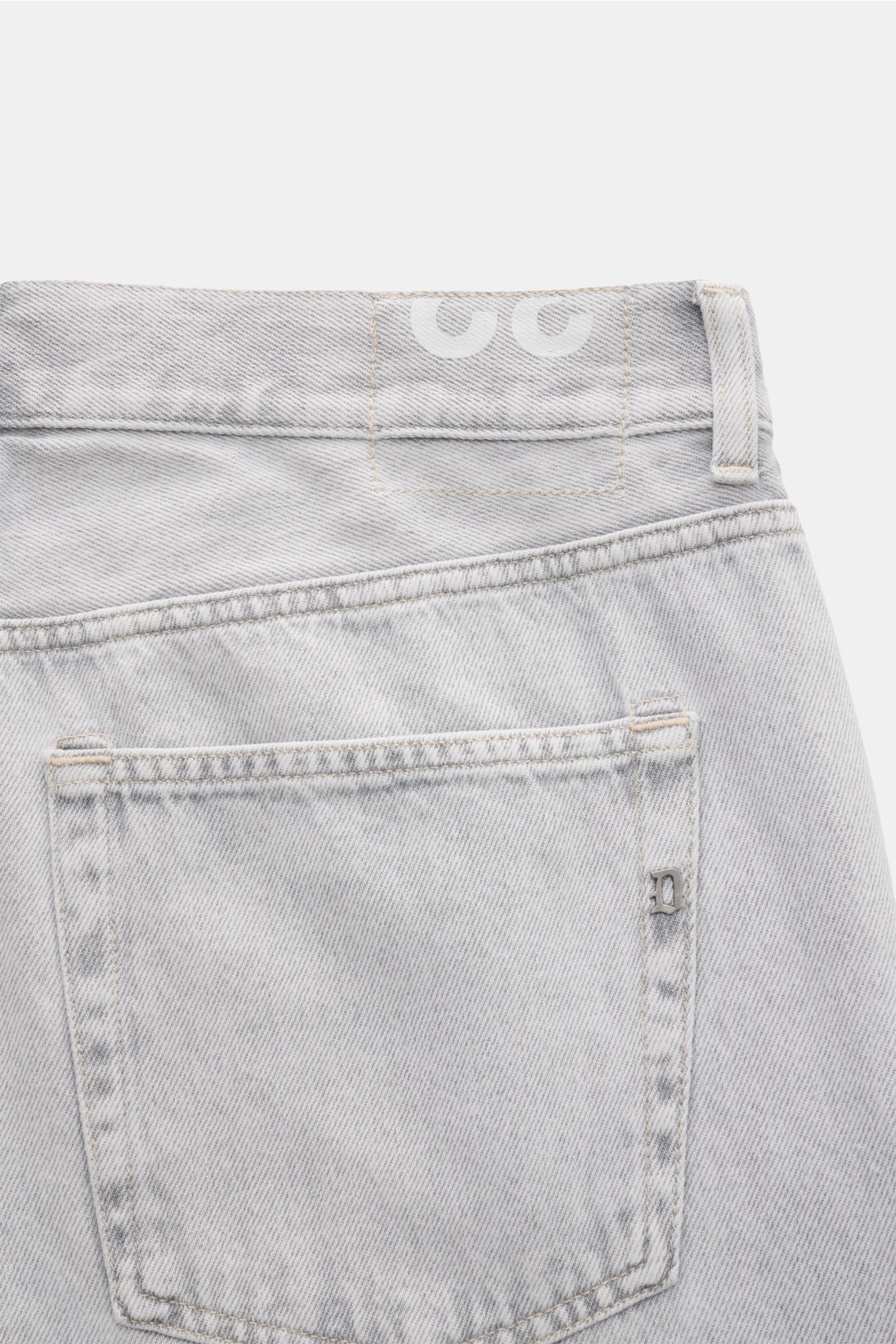 Dondup Jeans 'Bray' hellgrau, Detailaufnahme von hinten oben mit Five-Pocket-Stil, Button Fly, weichem Denim, Distressed-Effekten und Metall-Initial.