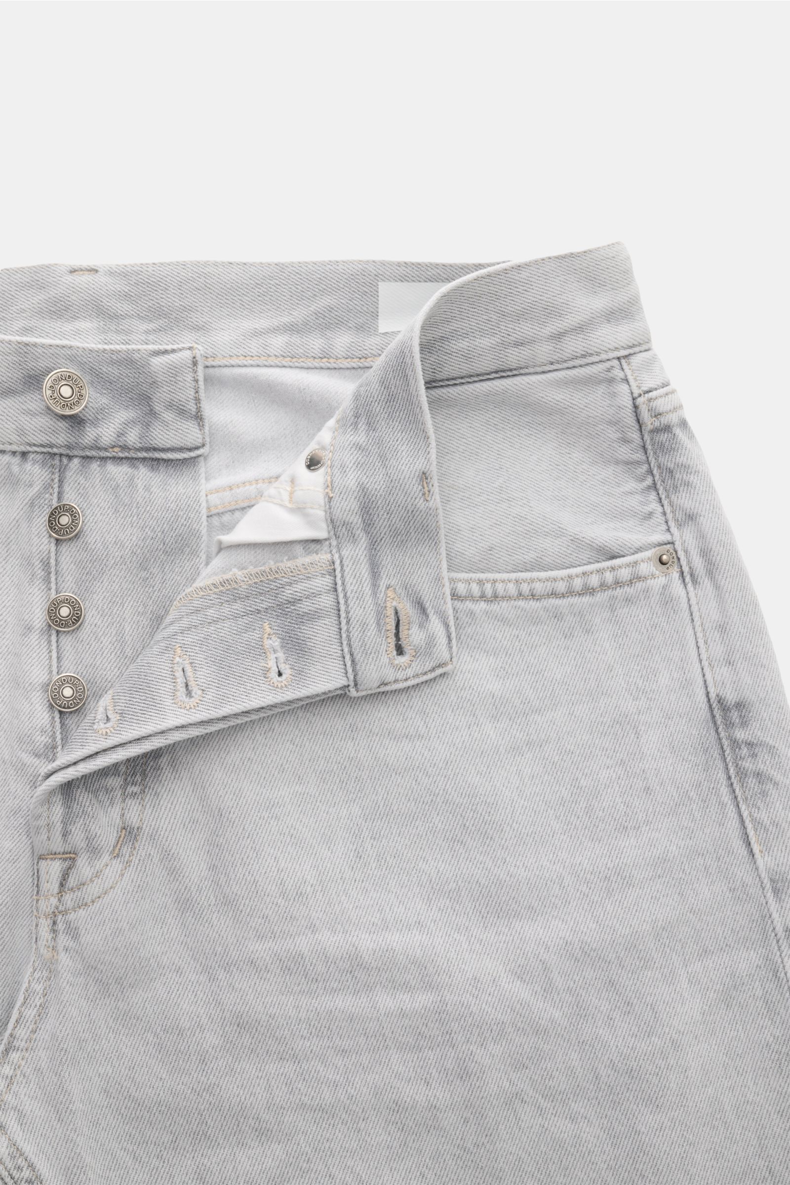 Dondup Jeans 'Bray' hellgrau aus Baumwolle, Regular Fit, Button Fly, Five-Pocket-Stil, weicher Griff, Distressed-Details, Detailaufnahme von vorne, offenem Bund.