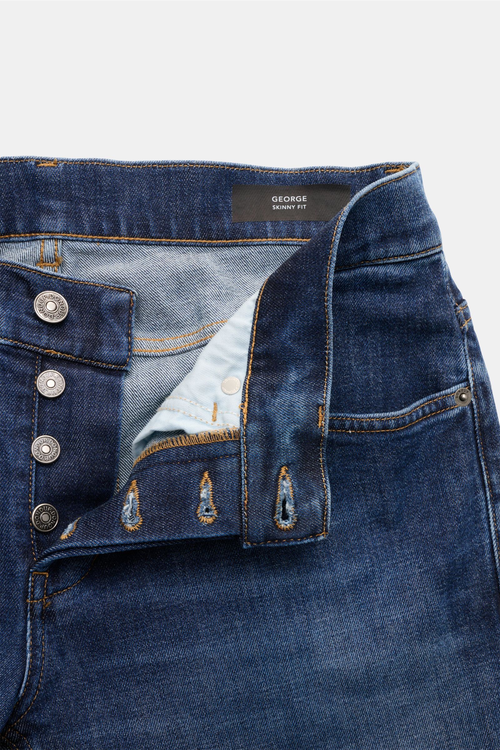 Dondup Jeans 'George' dunkelblau, Detailaufnahme von vorne mit offenem Button Fly, elastischer Baumwolle, Used-Waschung, Skinny Fit, Five-Pocket-Stil.