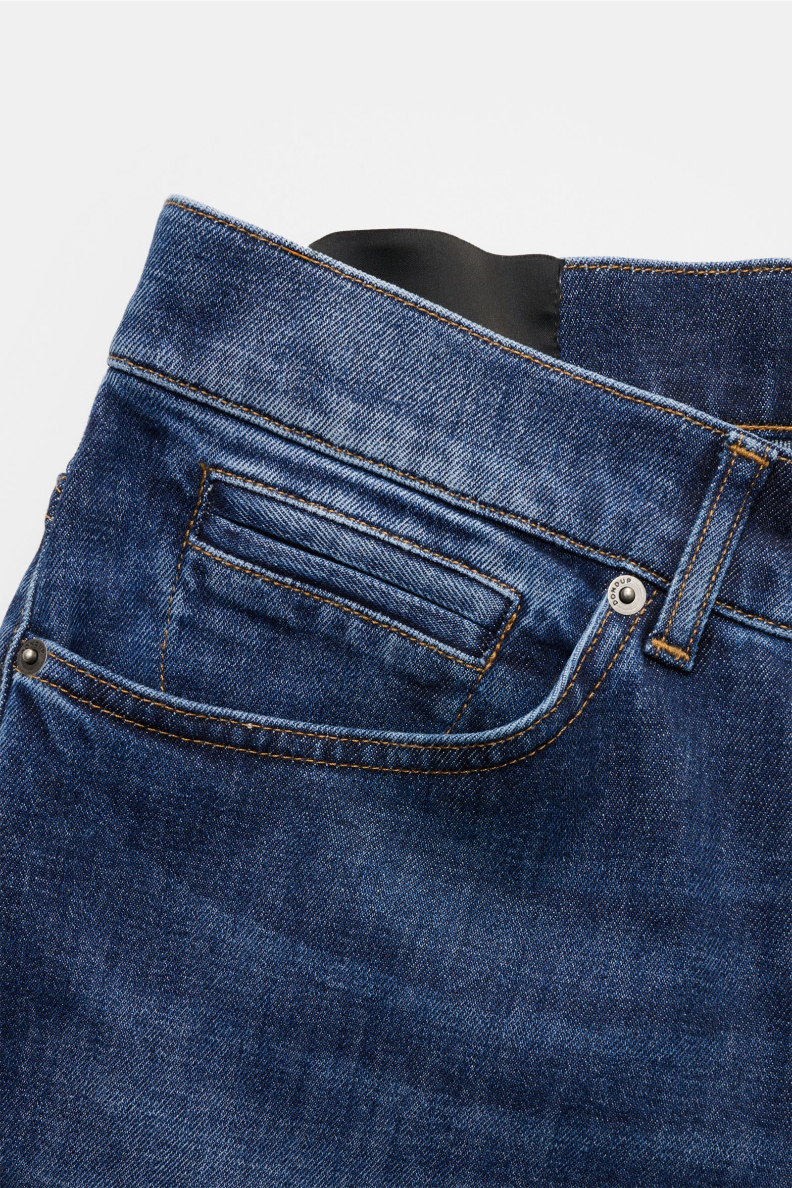 Dondup Jeans 'George' dunkelblau, Detailaufnahme von Bund und Taschen, elastischer Denim mit Used-Waschung und metallischem Initial.