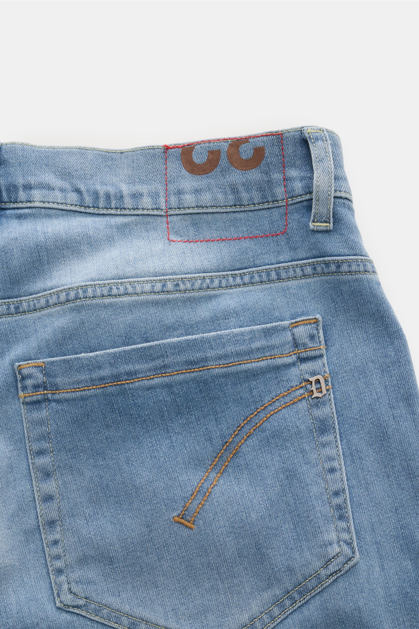 Rückansicht der Dondup Jeans 'George' rauchblau mit authentischer Used-Waschung, Five-Pocket-Stil, Metall-Initial und elastischem Denim.