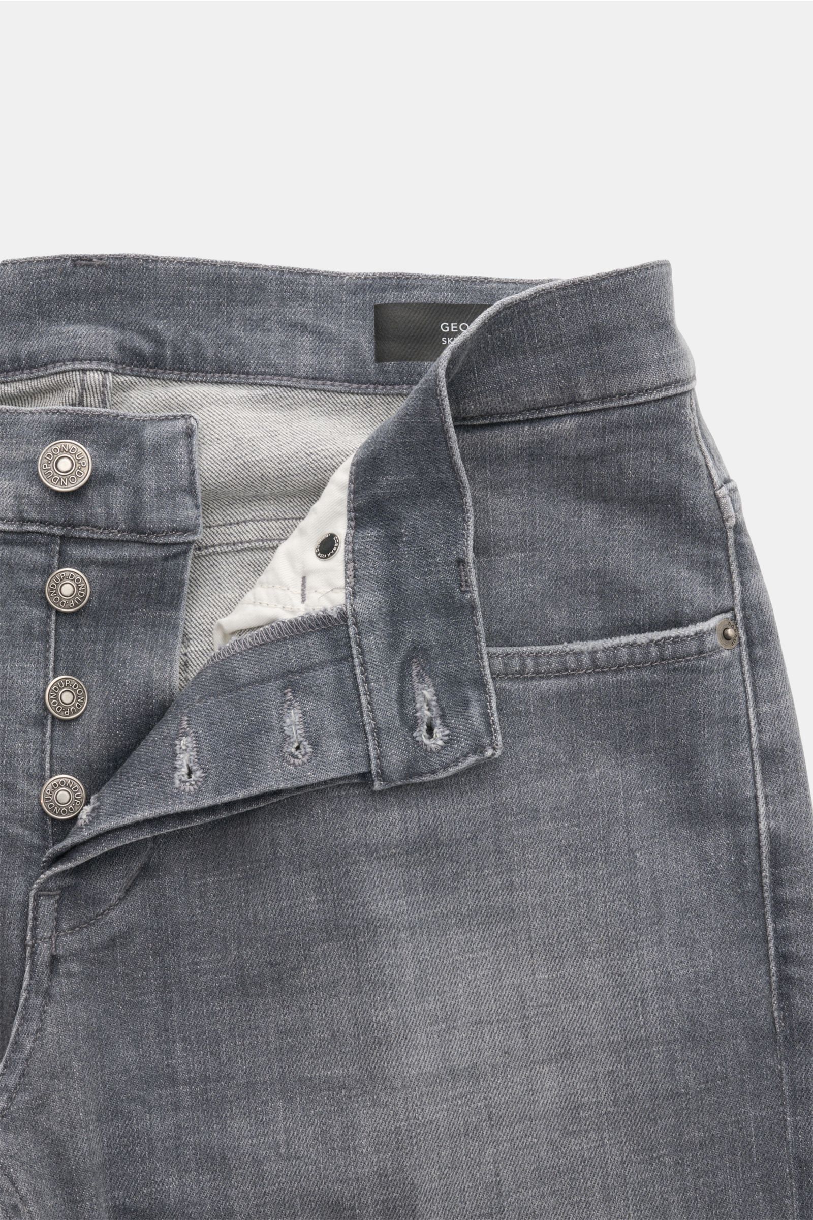 Dondup Jeans 'George' dunkelgrau, Detailaufnahme von vorne offen mit Button Fly, authentischer Used-Waschung, Five-Pocket-Stil, schmaler Bundhöhe und elastischem Denim.
