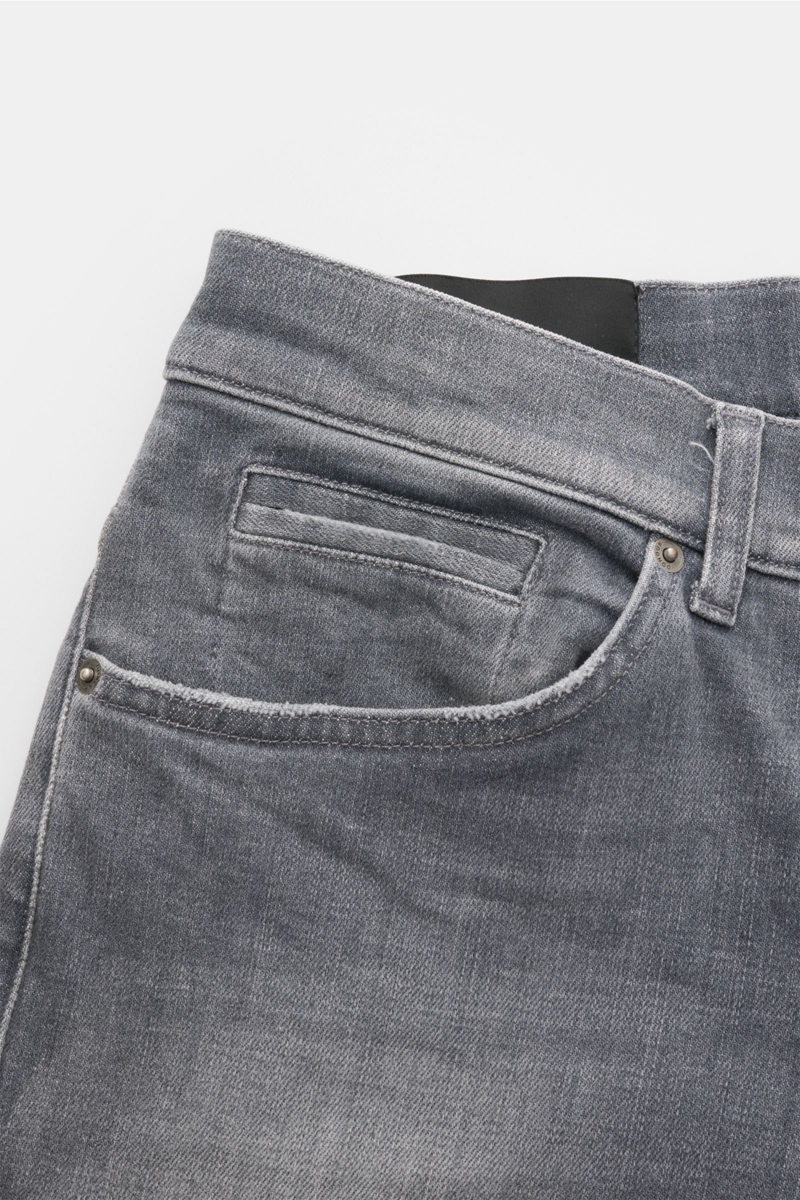 Dondup Jeans 'George' dunkelgrau aus elastischer Baumwolle mit authentischer Used-Waschung, schmaler Wade, niedriger Bundhöhe, Button Fly, Five-Pocket-Stil, Detailaufnahme von vorne oben.