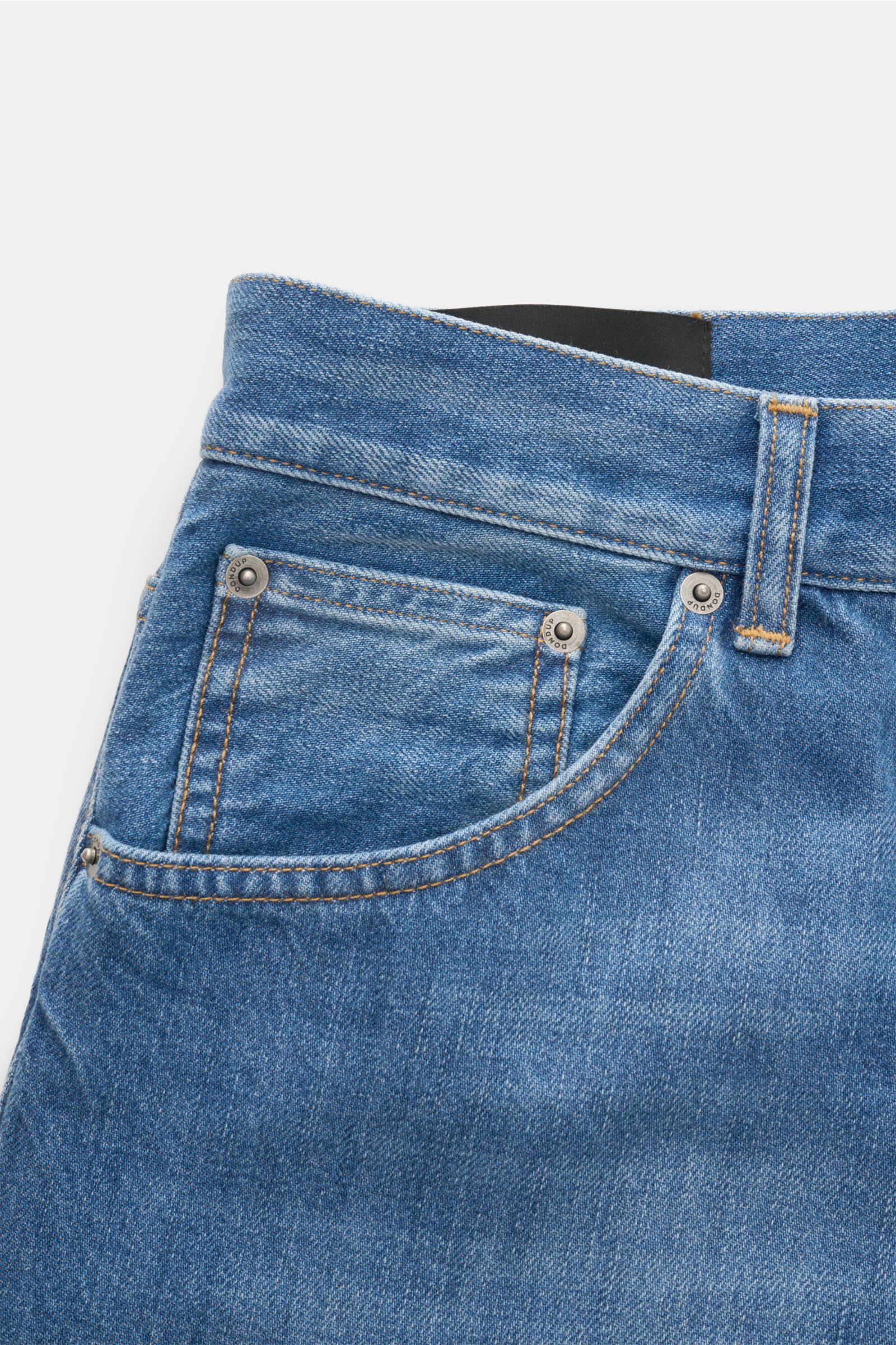 Dondup Jeans 'Paco' rauchblau in authentischer Denim-Optik, Used-Waschung, Five-Pocket-Stil, Zip Fly, schmal zulaufend, aus Baumwolle, Nahaufnahme von oben.