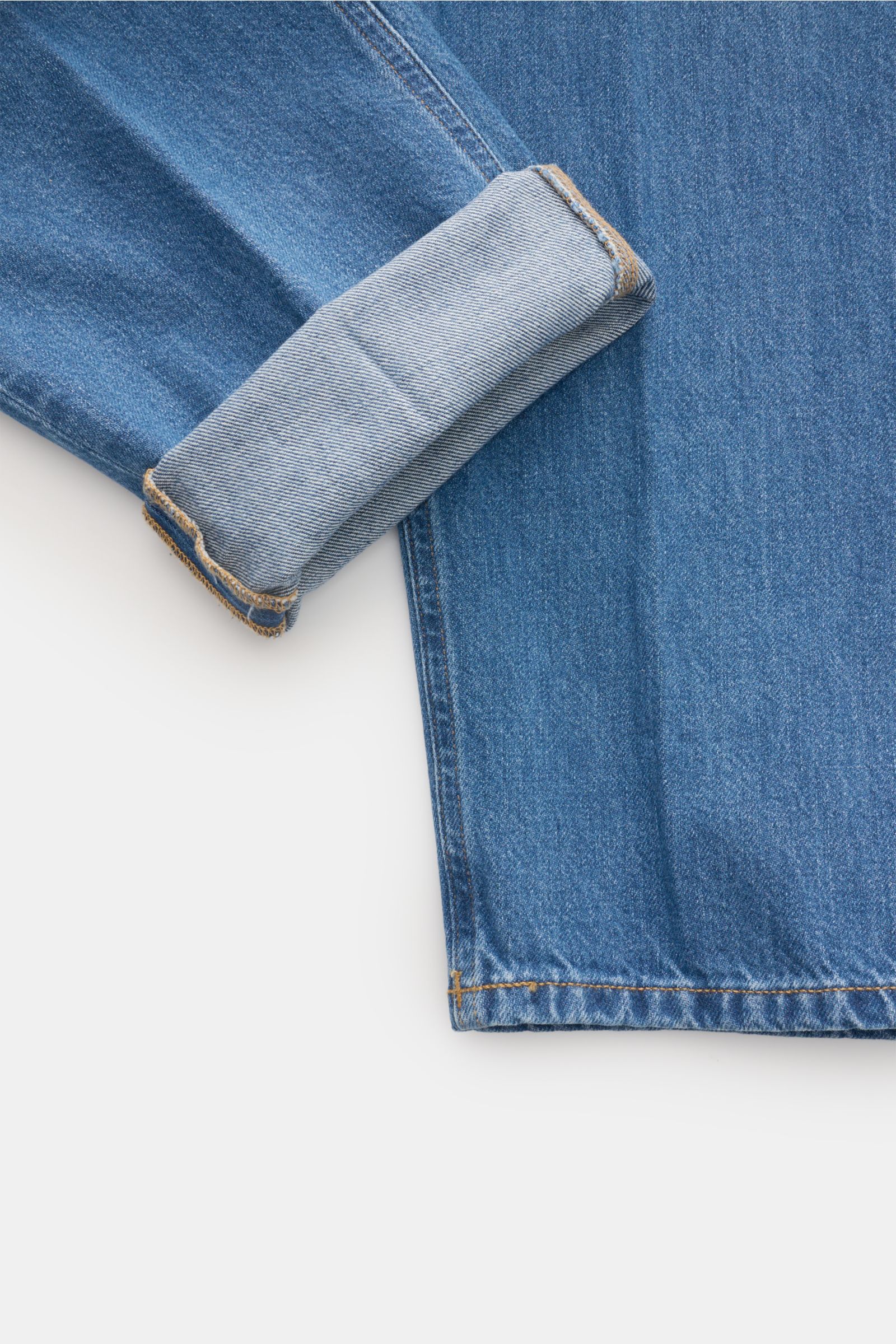 Dondup Jeans 'Paco' rauchblau im Detail von schräg oben, Baumwoll-Denim mit Used-Waschung, Loose Fit, Zip Fly, Five-Pocket-Stil.