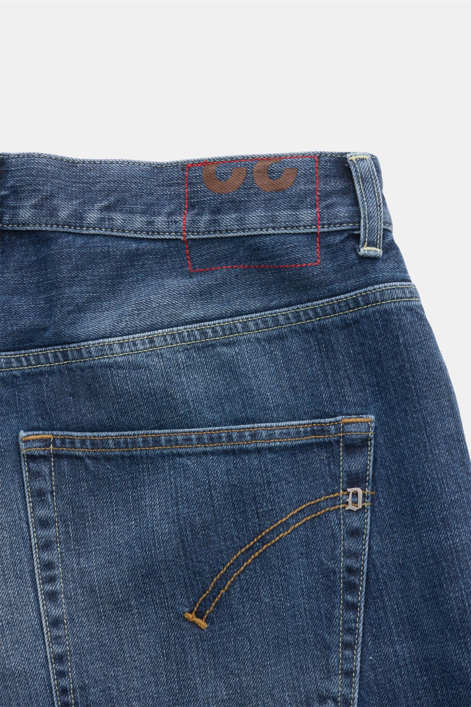 Dondup Jeans 'Paco' dunkelblau, Rückansicht mit Five-Pocket-Stil, authentischer Used-Waschung, Metall-Initial und innenliegendem Web-Patch.