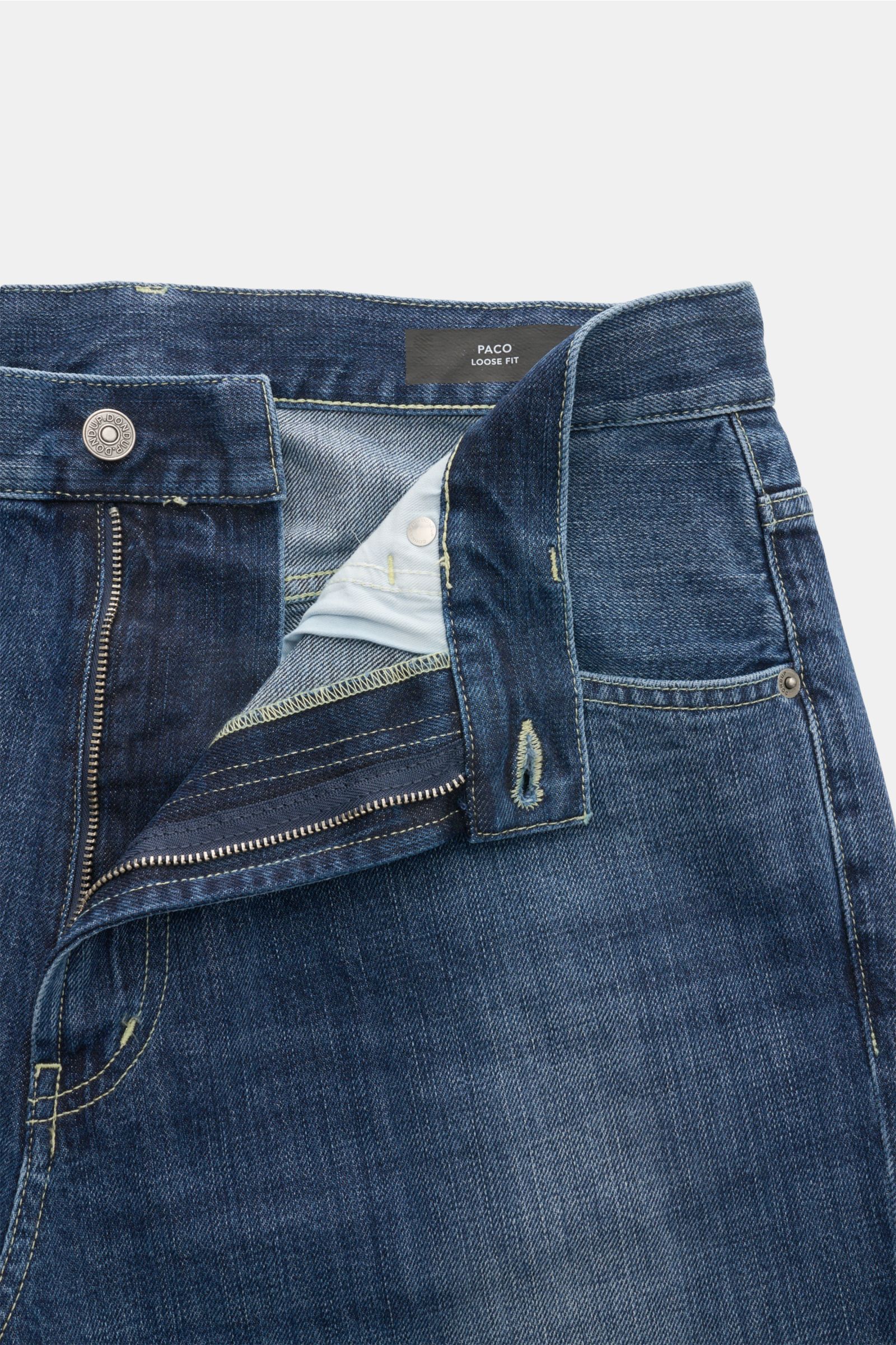 Dondup Jeans 'Paco' dunkelblau, Front nah, geöffnet mit Zip Fly, Five-Pocket, Used-Waschung, Distressed-Details, Baumwolle, Loose Fit, schmal zulaufend.