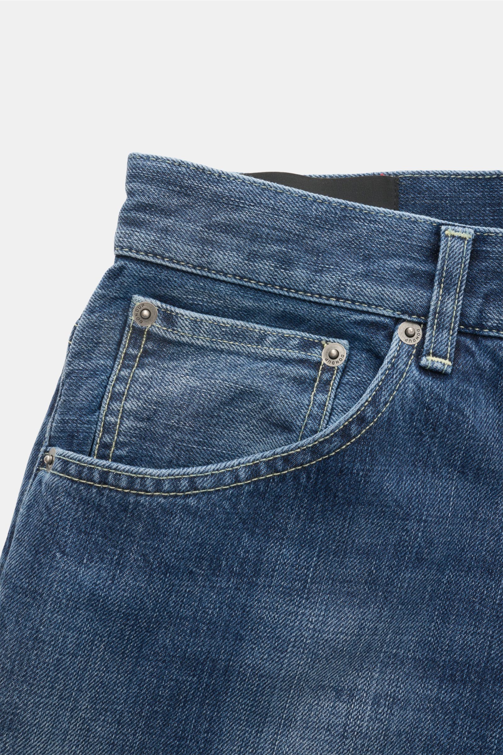 Dondup Jeans 'Paco' dunkelblau, Frontdetail mit Five-Pocket-Stil, Used-Waschung, Distressed-Details, Zip Fly, aus reiner Baumwolle, schmal zulaufend.