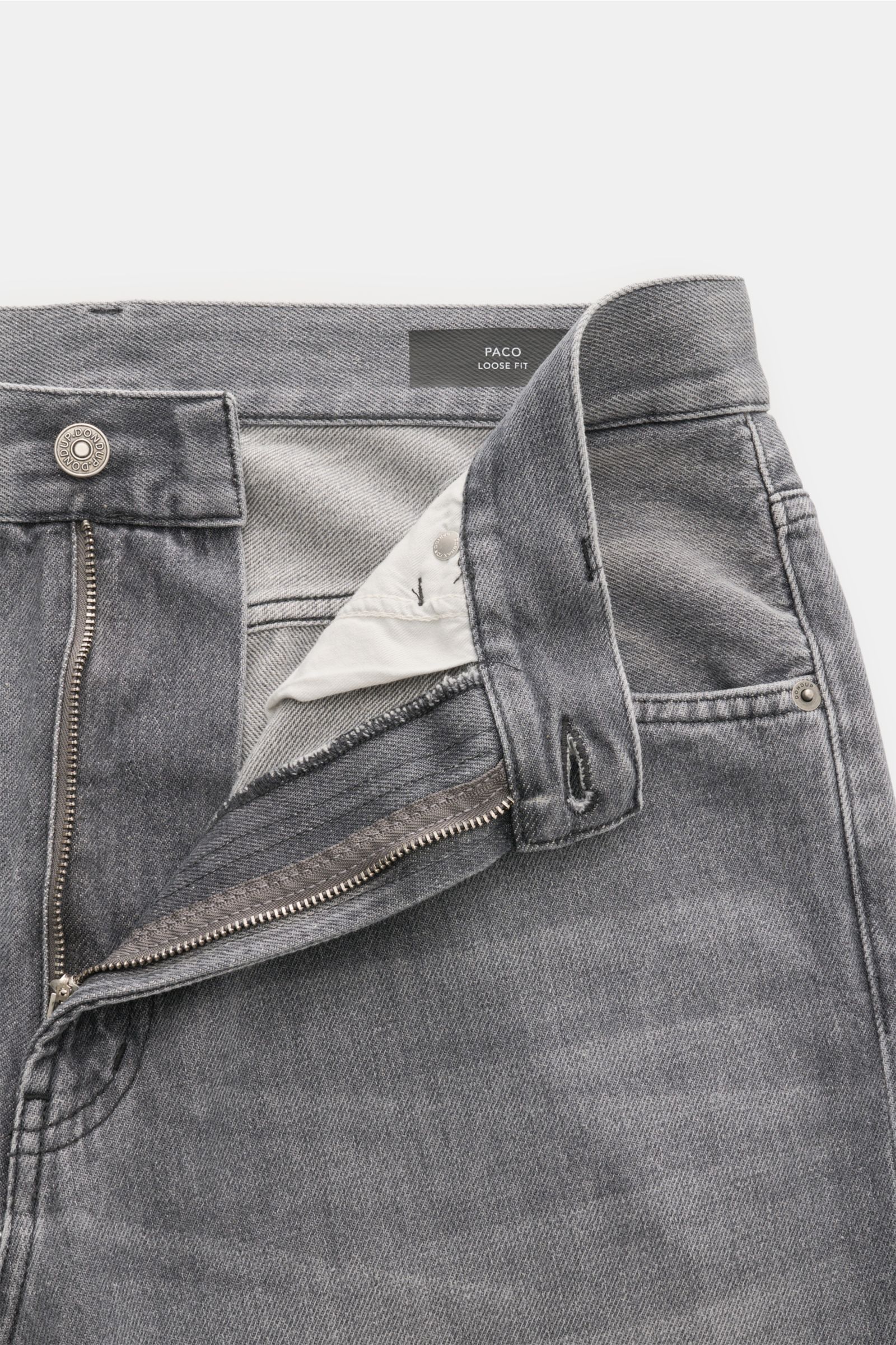 Dondup Jeans 'Paco' grau in Nahaufnahme von vorne, mit offenem Zip Fly, Five-Pocket-Stil, Used-Waschung, Distressed-Details, Loose Fit aus reiner Baumwolle.