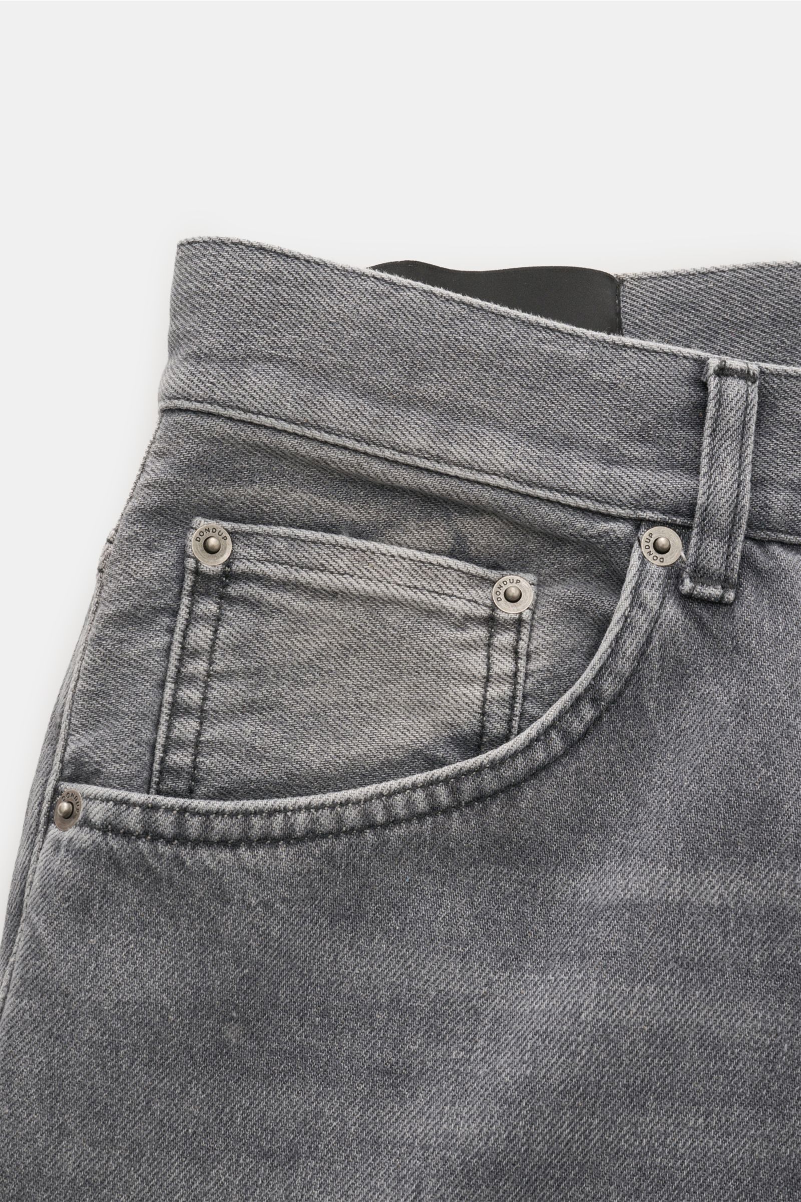 Dondup Jeans 'Paco' grau, Detailaufnahme von vorne oben, authentische Used-Waschung, Five-Pocket-Stil, Metall-Initial, Baumwolle, leichter Griff, Zip Fly.