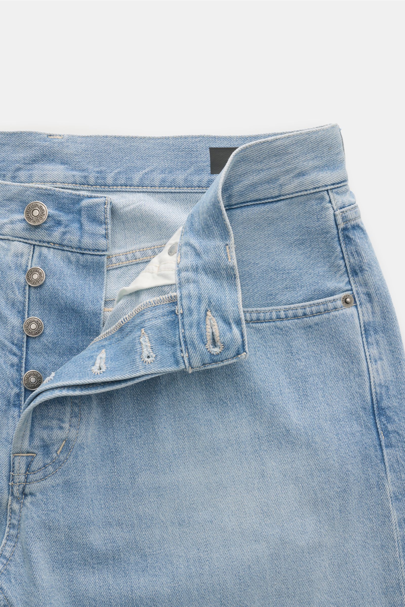 Dondup Jeans 'Bray' hellblau, Frontansicht mit offenem Button Fly, authentische Used-Waschung, dezente Distressed-Details, Five-Pocket-Style.