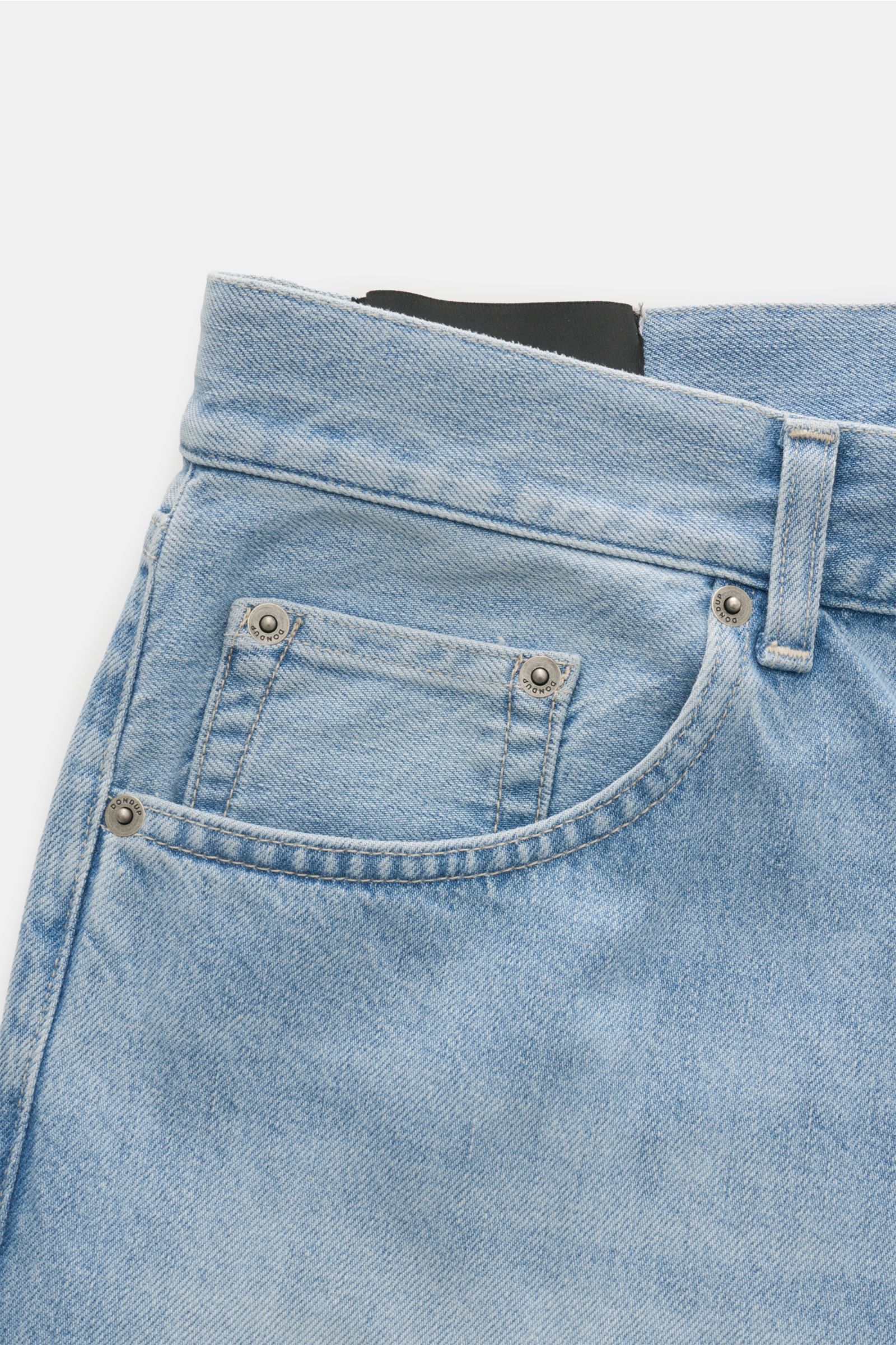 Dondup Jeans 'Bray' hellblau, Detailaufnahme von vorne oben, Regular Fit, authentische Used-Waschung, Five-Pocket-Stil, Button Fly.