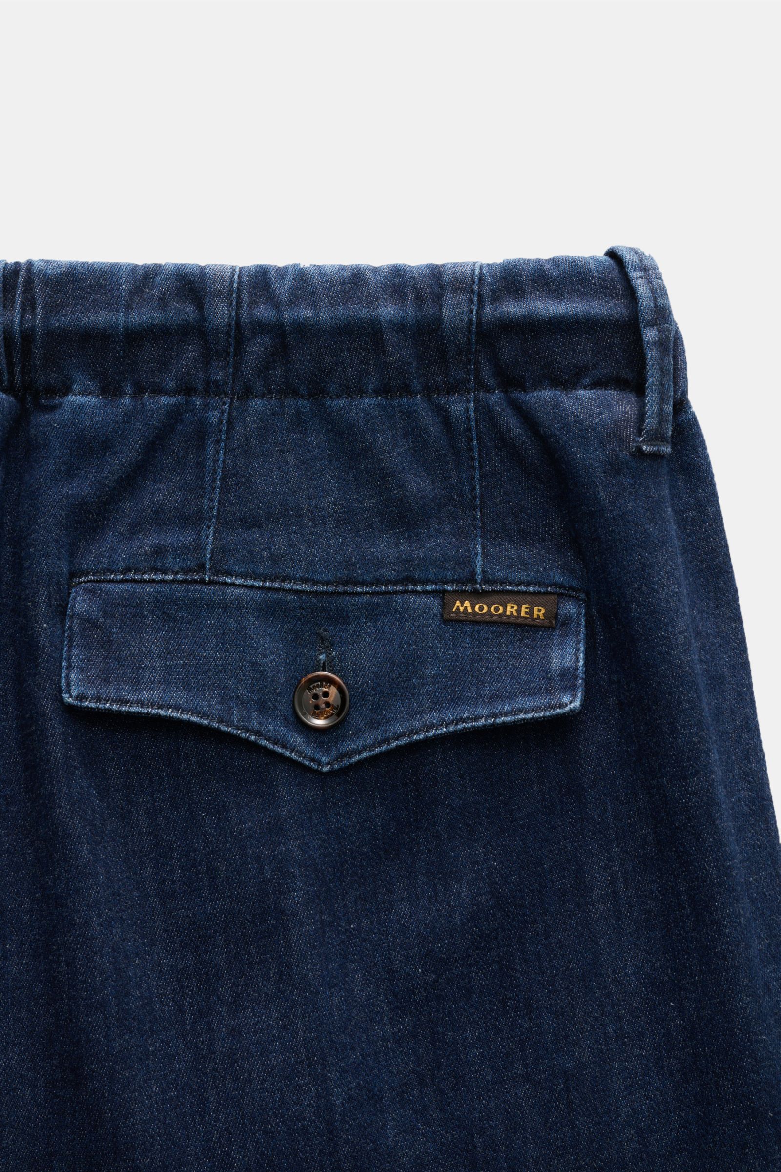 Close-up rear view of Moorer Jeans 'Wilton' dunkelblau, showing buttoned back pocket with flap, elastic waistband, and dark blue natural indigo denim.