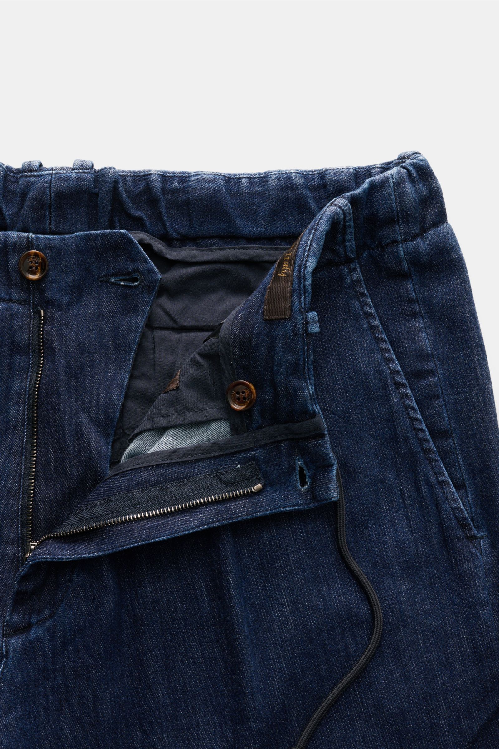 Close-up front view of Moorer Jeans 'Wilton' dunkelblau in dark blue, made from high-quality Japanese cotton denim with natural indigo dye, featuring a soft, lightweight fabric, elastic tapered fit, regular thigh width, shortened leg length, zipper and bu