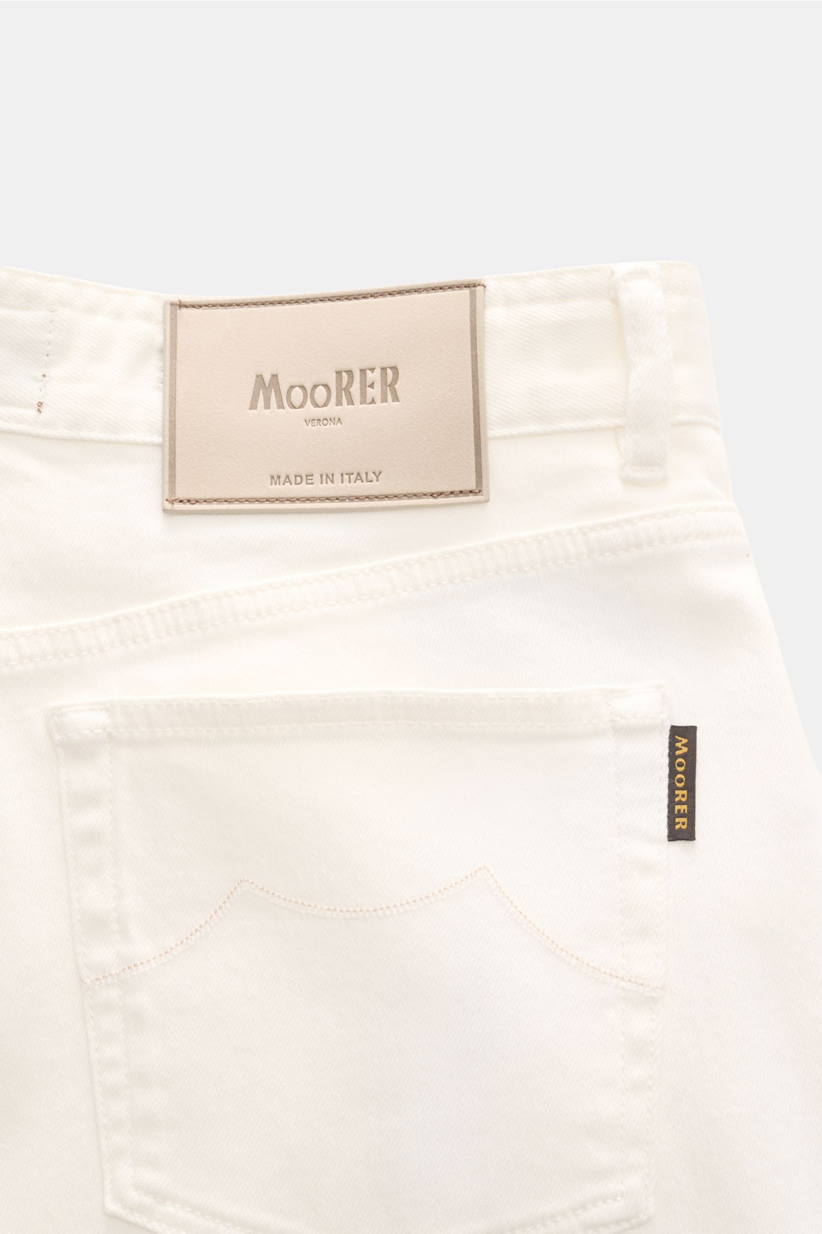 Close-up rear view of Moorer Jeans 'Milton' off-white showing leather patch, back pocket with stitching, and branded tag on stretchy cotton denim.

Description: 
For casual denim looks: The 'Milton' jeans by MOORER offer unparalleled comfort and are th
