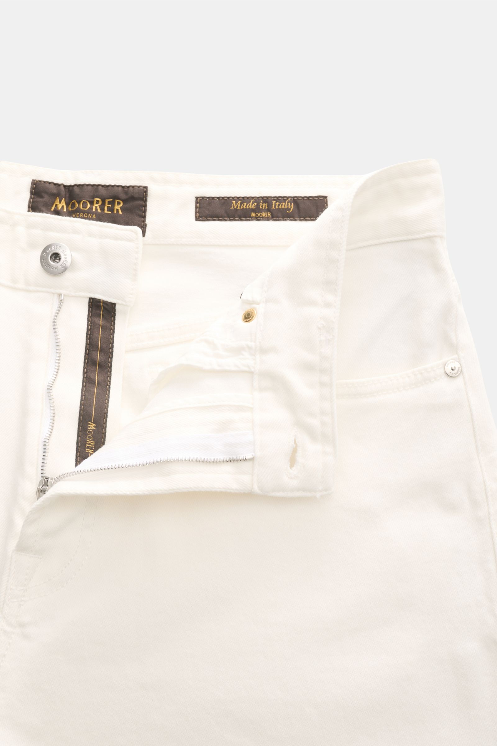 Close-up front view of Moorer Jeans 'Milton' off-white with open button fly, stretchy cotton denim, five-pocket style, coin pocket with embroidered logo, subtle used wash, regular fit, straight cut, soft feel, and leather patch. For casual denim looks: Th