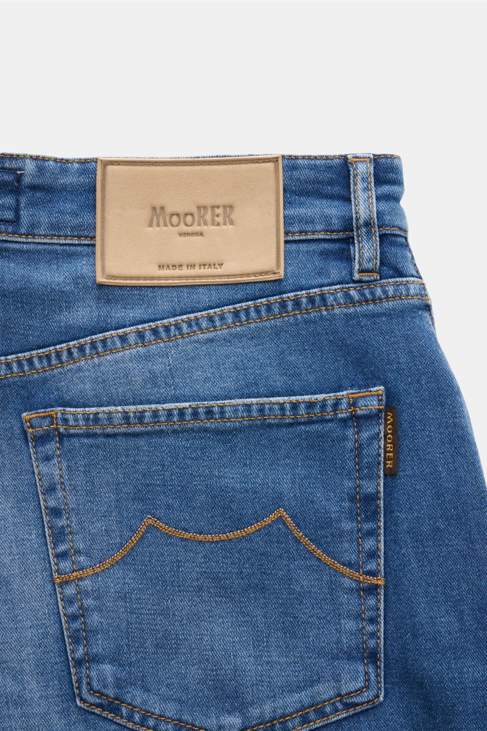 Back view close-up of Moorer Jeans 'Milton' rauchblau showing leather patch, stitching on back pocket, and denim texture. For casual denim looks: The 'Milton' jeans by MOORER offer unmatched comfort and are ideal basics for relaxed outfits. Features elast