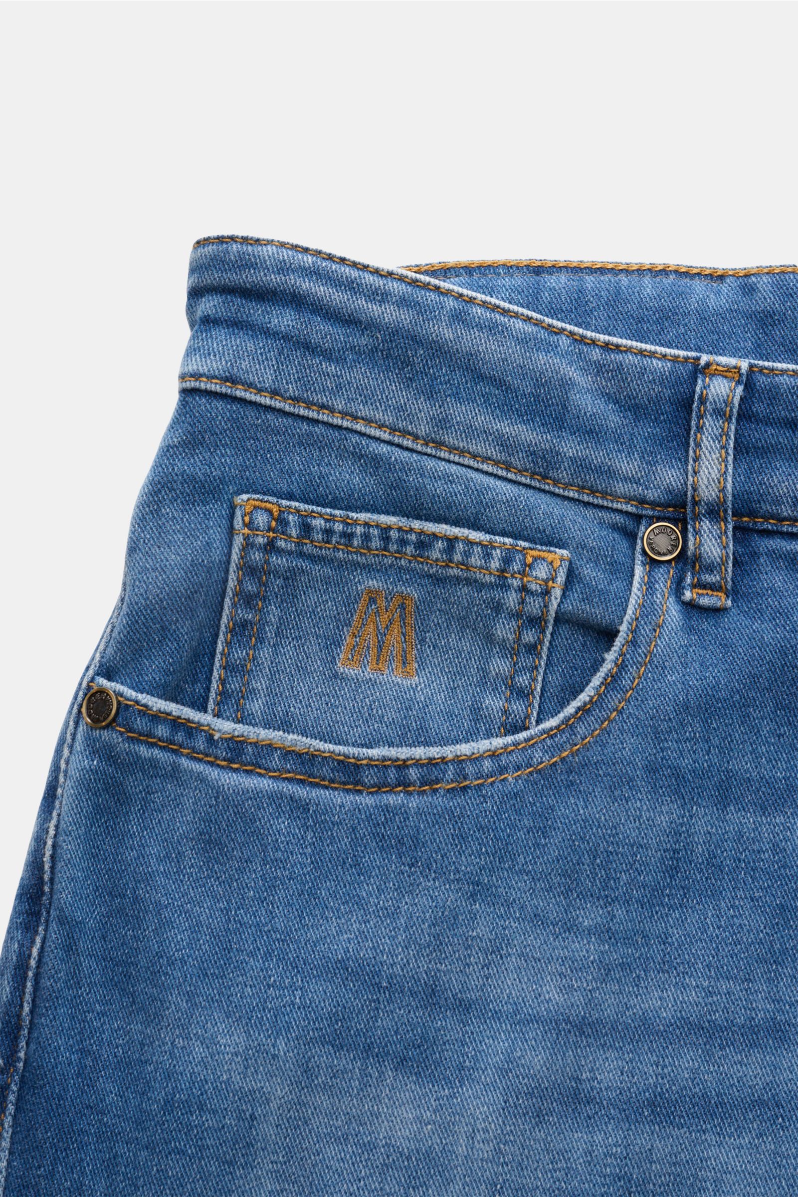 Close-up front view of the Moorer Jeans 'Milton' rauchblau in soft elastic cotton denim with subtle used wash, button fly, five-pocket style including coin pocket with embroidered logo and leather patch, featuring regular fit and straight cut for casual w