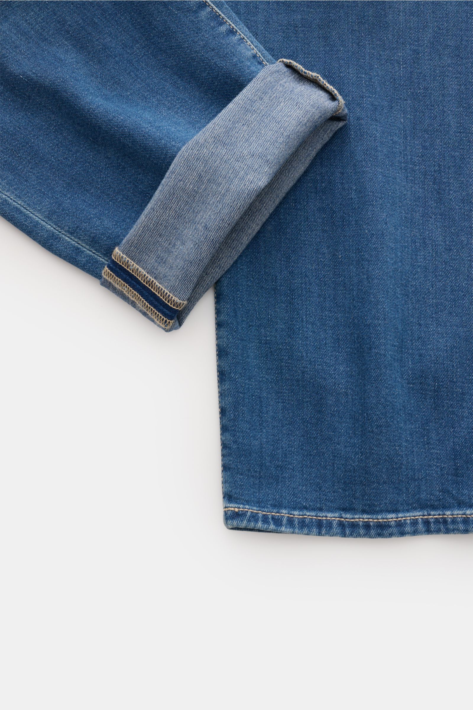 Close-up view of the cuff and hem of Moorer Jeans 'Milton' rauchblau, made from soft elastic cotton denim with a subtle used wash.