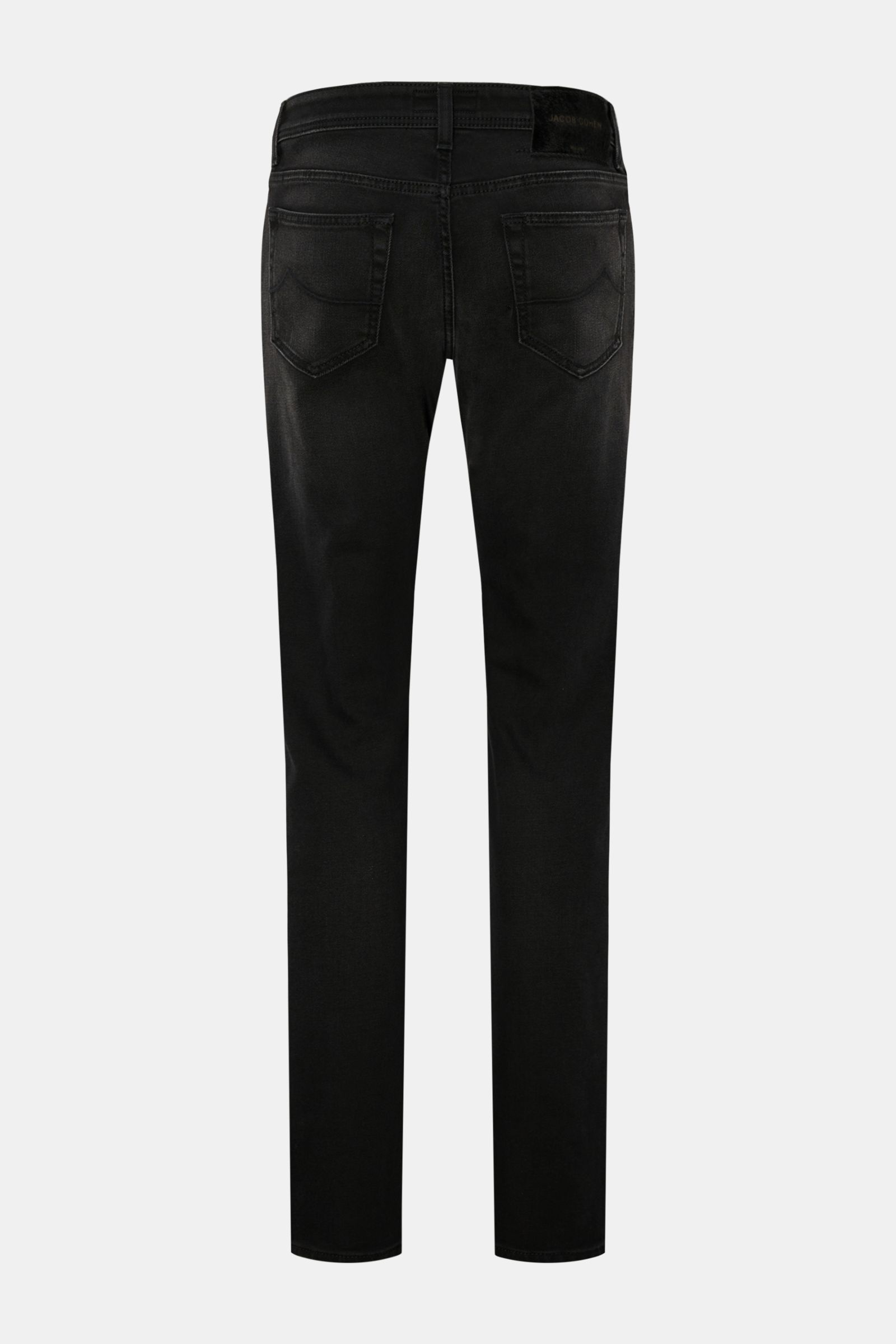 Jacob Cohen Jeans 'Bard' dunkelgrau shown from the back, slim fit, tapered, denim aus Baumwolle und Microfaser, elastische Qualität, weicher Griff, dezente Used-Waschung, Button Fly, Five-Pocket-Stil, Münztasche mit Initial, Gesäßtaschen mit Stitching, Le