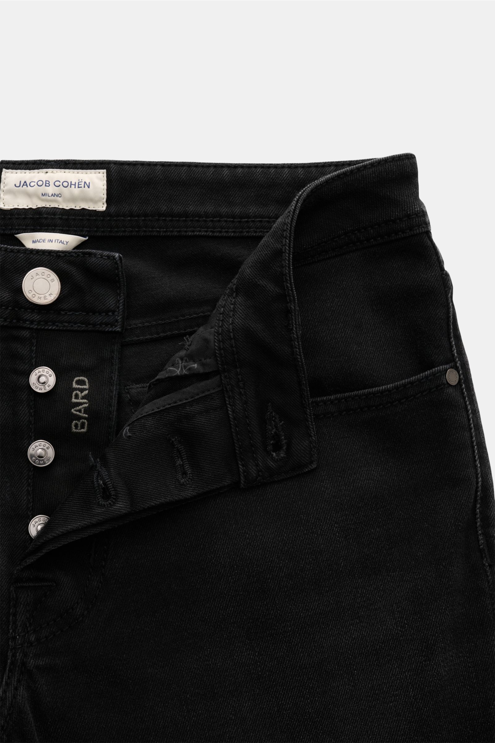 Jacob Cohen Jeans 'Bard' dunkelgrau shown from a close-up front view with button fly open, denim aus Baumwolle und Microfaser, elastische Qualität, weicher Griff, dezente Used-Waschung, Slim Fit, schmal zulaufend, Button Fly, Five-Pocket-Stil, Münztasche 