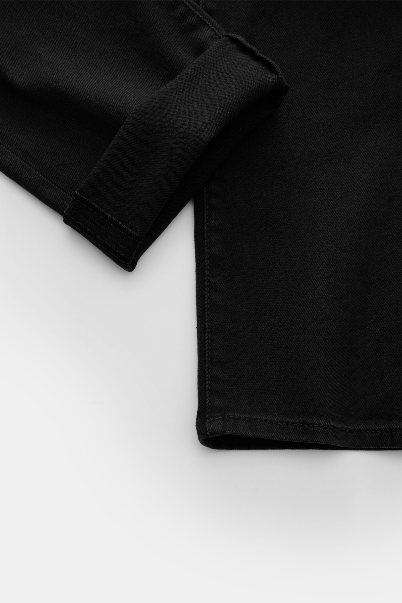 Jacob Cohen Jeans 'Bard' dunkelgrau shown from a close-up side perspective, highlighting denim aus Baumwolle und Microfaser, elastische Qualität, weicher Griff, dezente Used-Waschung, Slim Fit, schmal zulaufend, Button Fly, Five-Pocket-Stil, Münztasche mi