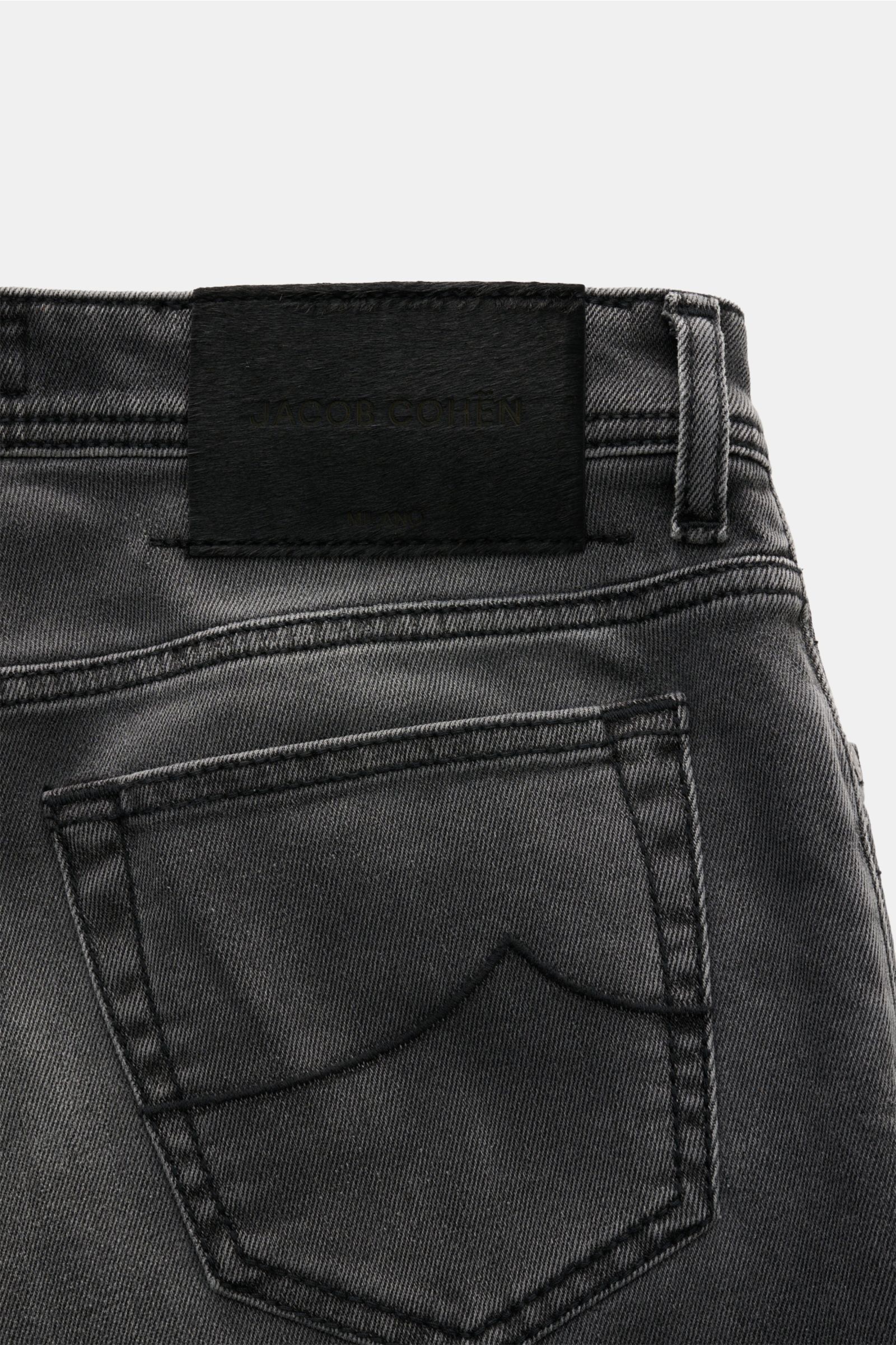Jacob Cohen Jeans 'Bard' grau, Rückansicht, Denim aus Baumwolle und Microfaser, elastisch, weicher Griff, dezente Used-Waschung, Slim Fit, schmal zulaufend, Button Fly, Five-Pocket-Stil, Münztasche mit Initial, Gesäßtaschen mit Stitching, Leather Patch in