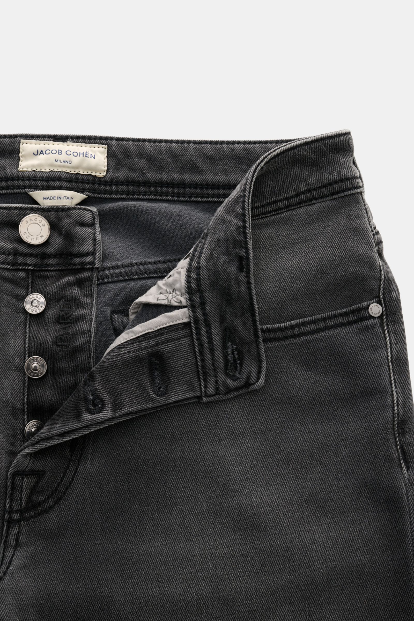Nahaufnahme der geöffneten Jacob Cohen Jeans 'Bard' grau mit Button Fly, Five-Pocket-Stil, dezenter Used-Waschung, weichem Griff, elastischer, schmal zulaufender Denim-Baumwoll-Microfaser-Qualität, Münztasche mit Initial, Gesäßtaschen-Stitching und Ponyfe