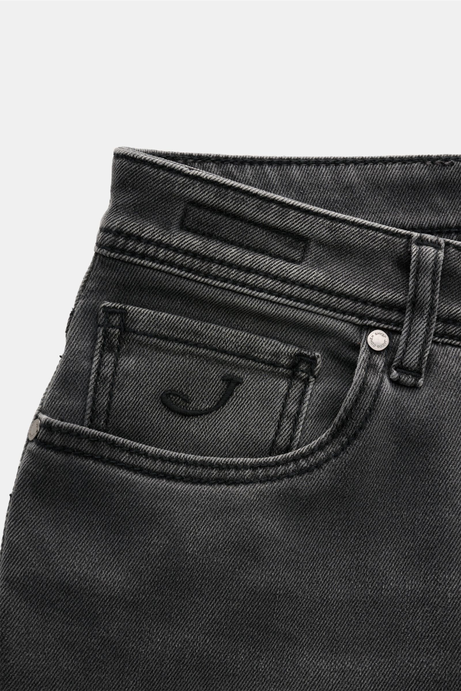 Nahaufnahme der Fronttasche der Jacob Cohen Jeans 'Bard' grau, Denim aus Baumwolle und Microfaser, elastisch, weich, Used-Waschung, Slim Fit, schmal zulaufend, Button Fly, Five-Pocket-Stil, Münztasche mit Initial, Gesäßtaschen mit Stitching, Leather Patch