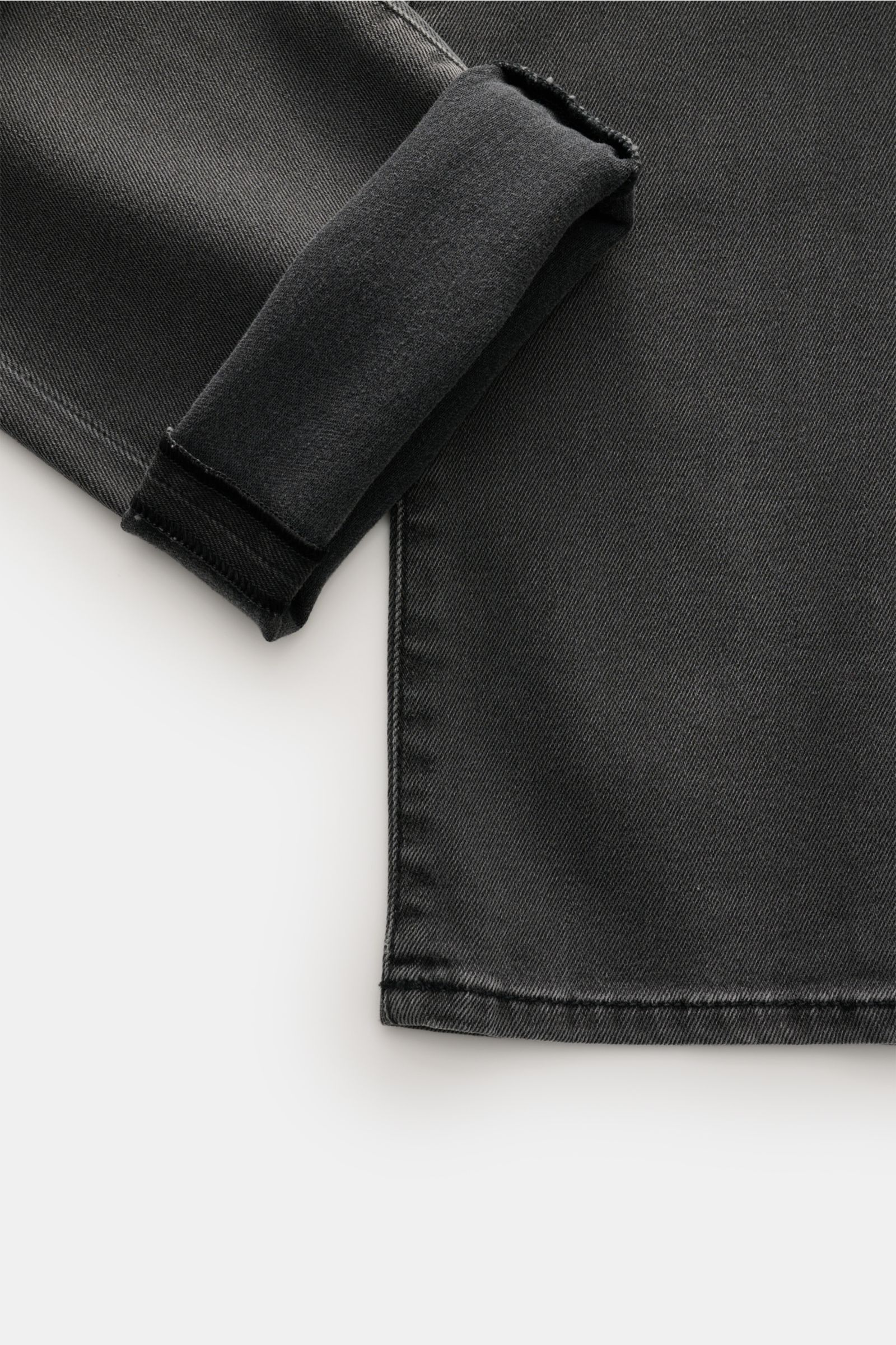 Jacob Cohen Jeans 'Bard' grau, Detailaufnahme vom Bein mit umgeschlagenem Saum, Denim aus Baumwolle und Microfaser, elastisch, soft, slim fit, Used-Waschung, Button Fly, Five-Pocket, Münztasche mit Initial, Gesäßtaschen mit Stitching, Leather Patch in Pon