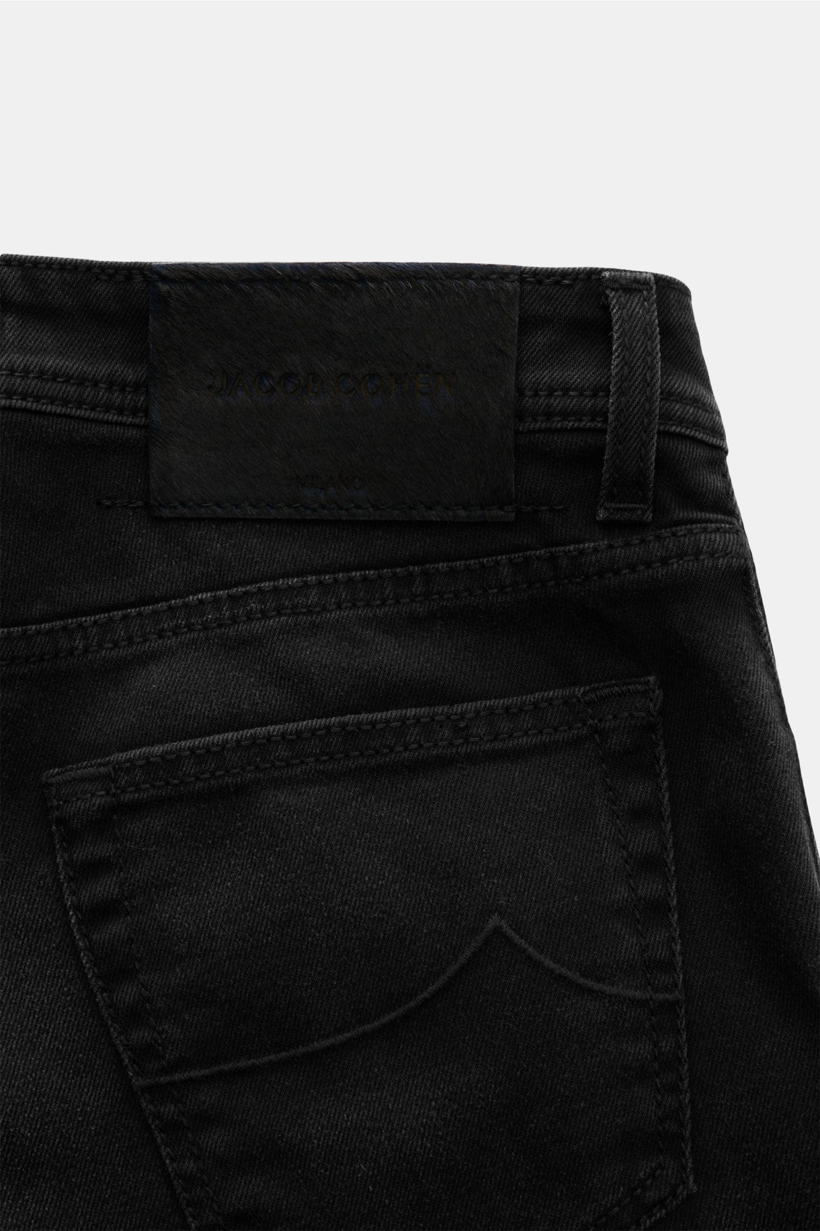 Jacob Cohen Jeans 'Nick' dunkelgrau shown from back close-up, denim aus Baumwolle und Microfaser, elastische Qualität, weicher Griff, dezente Used-Waschung, Slim Fit, schmal zulaufend, Button Fly, Five-Pocket-Stil, Münztasche mit Initial, Gesäßtaschen mit