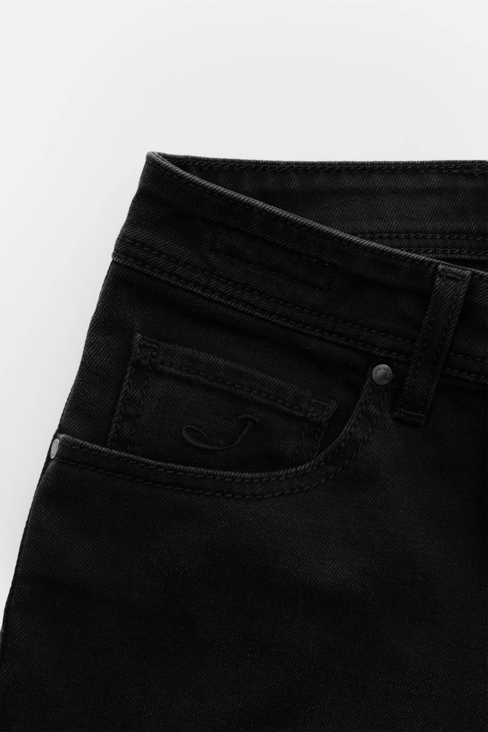 Close-up front view of Jacob Cohen Jeans 'Nick' dunkelgrau showing denim aus Baumwolle und Microfaser, elastische Qualität, weicher Griff, dezente Used-Waschung, Slim Fit, schmal zulaufend, Button Fly, Five-Pocket-Stil, Münztasche mit Initial, Gesäßtasche