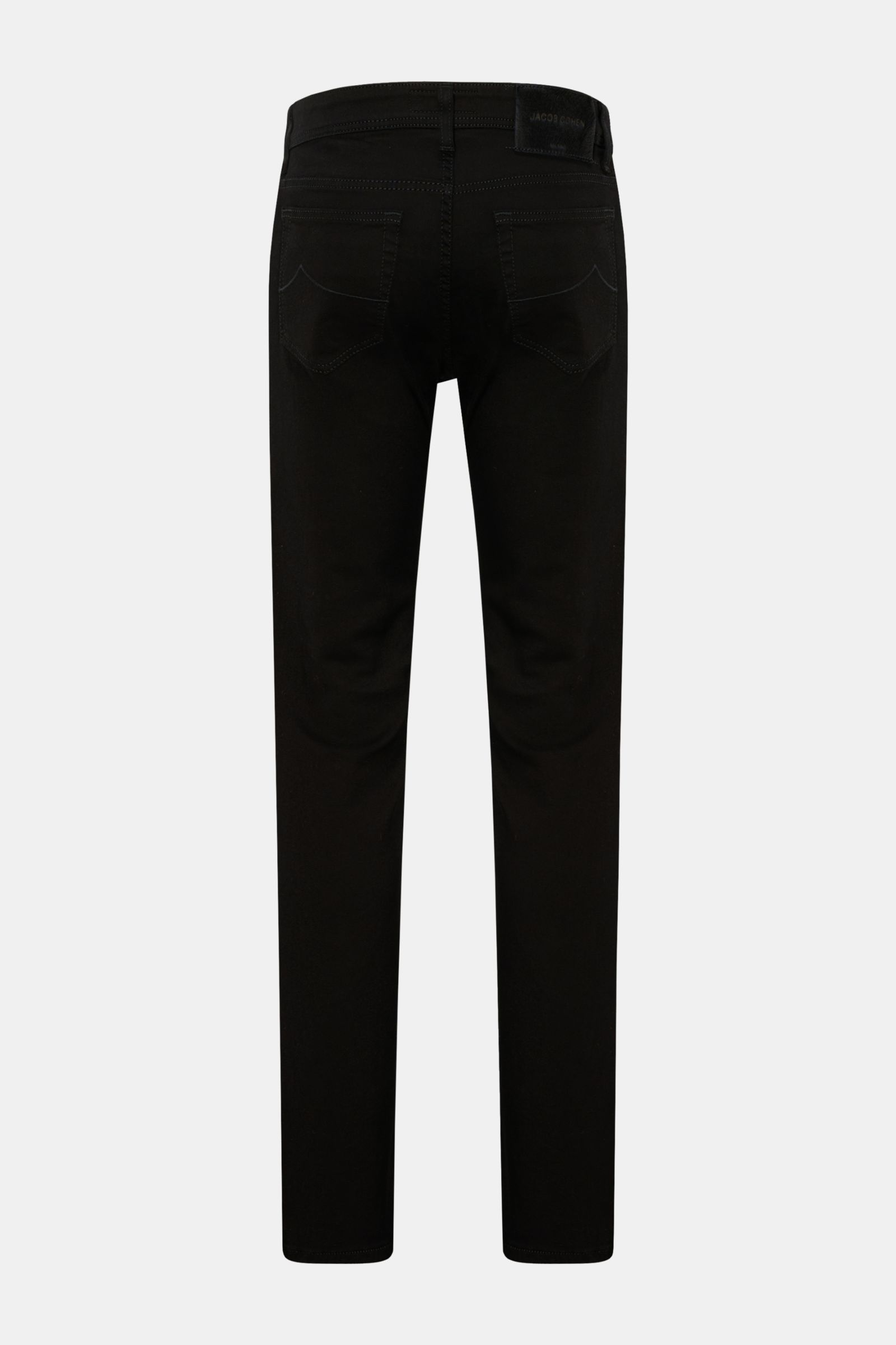 Jacob Cohen Jeans 'Bard' schwarz, Rückansicht, Slim Fit, schmal zulaufend, Denim aus Baumwolle und Microfaser, elastische Qualität, weicher Griff, Button Fly, Five-Pocket-Stil, Münztasche mit Initial, Gesäßtaschen mit Stitching, Leather Patch in Ponyfell-