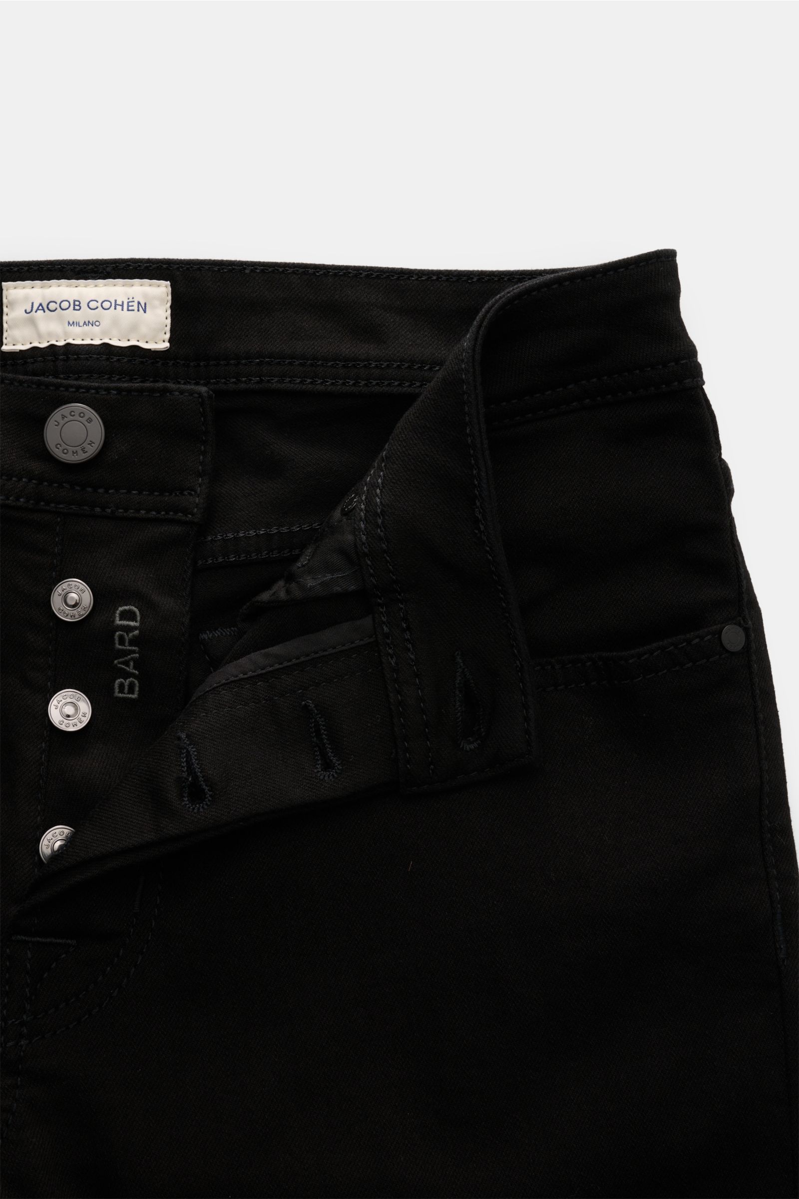 Jacob Cohen Jeans 'Bard' schwarz, Nahaufnahme von oben auf elastische Slim Fit Jeans mit Button Fly, Five-Pocket, Münztasche mit Initial, Gesäßtaschen-Stitching, Denim aus Baumwolle und Microfaser, weicher Griff, schmal zulaufend, Leather Patch in Ponyfel