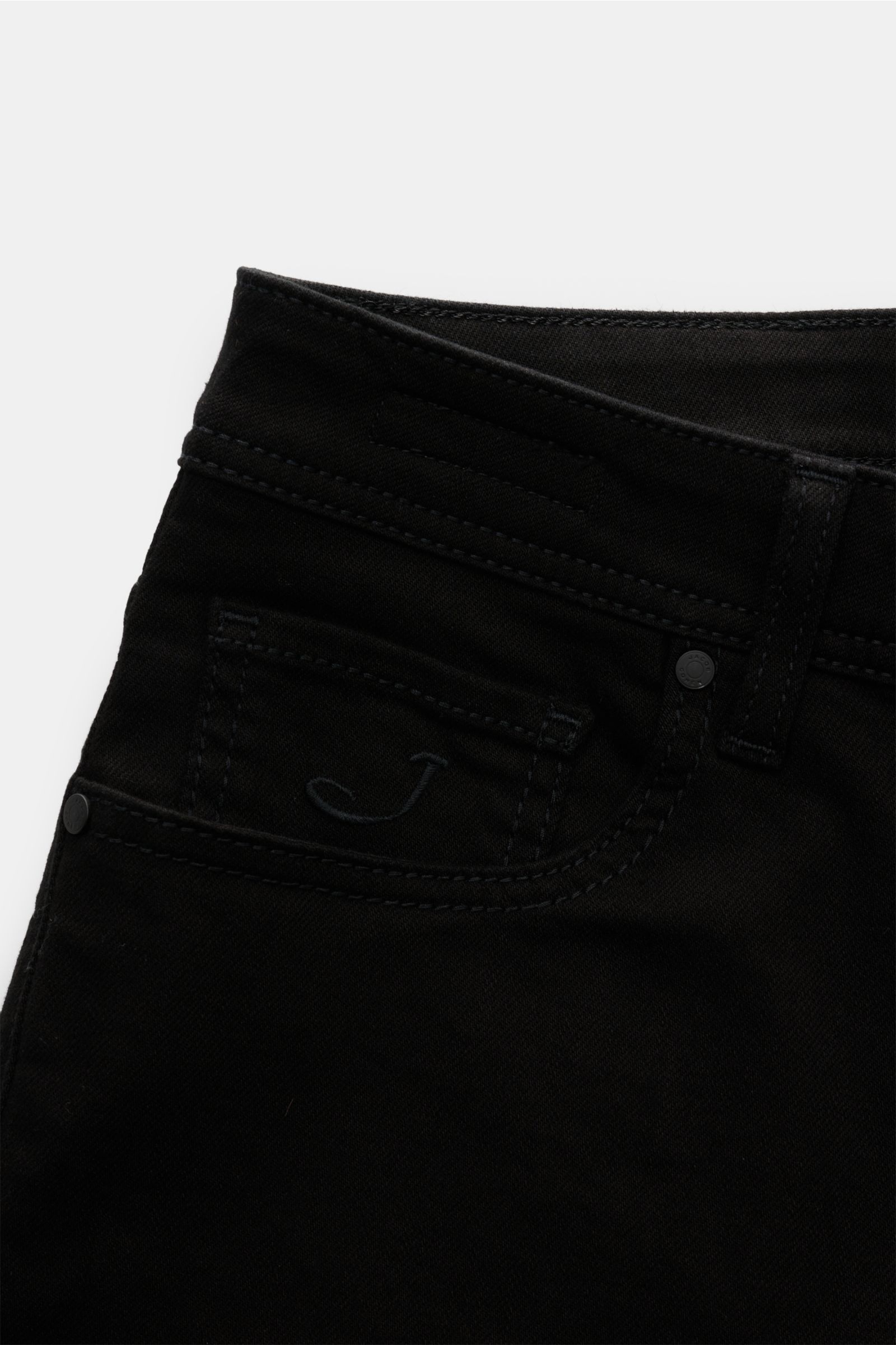 Jacob Cohen Jeans 'Bard' schwarz, Nahaufnahme schmal zulaufend, Slim Fit, Denim aus Baumwolle und Microfaser, elastisch, weicher Griff, Button Fly, Five-Pocket-Stil, Münztasche mit Initial, Gesäßtaschen mit Stitching, Leather Patch in Ponyfell-Optik.