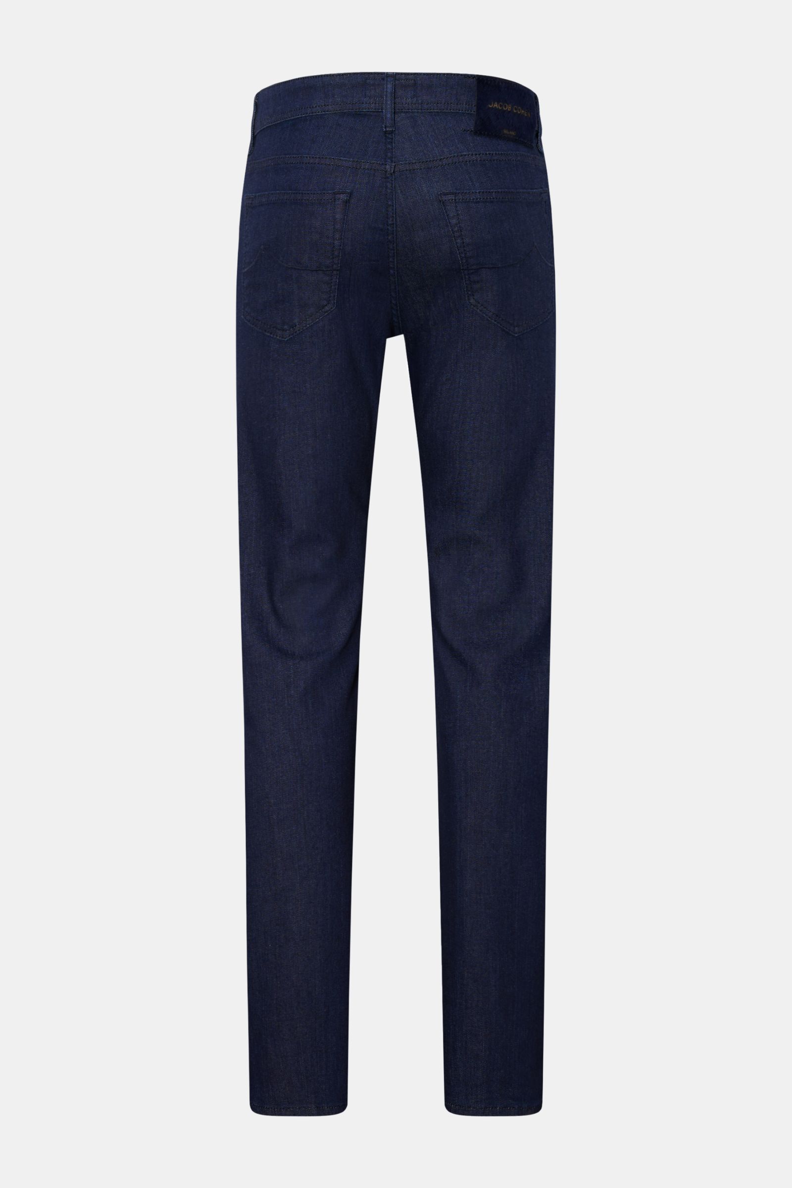 Jacob Cohen Jeans 'Bard' navy Rückansicht, Denim aus Baumwolle, elastisch, weicher Griff, Slim Fit, schmal zulaufend, Button Fly, Five-Pocket, Münztasche mit Initial, Gesäßtaschen mit Stitching, Leather Patch in Ponyfell-Optik.