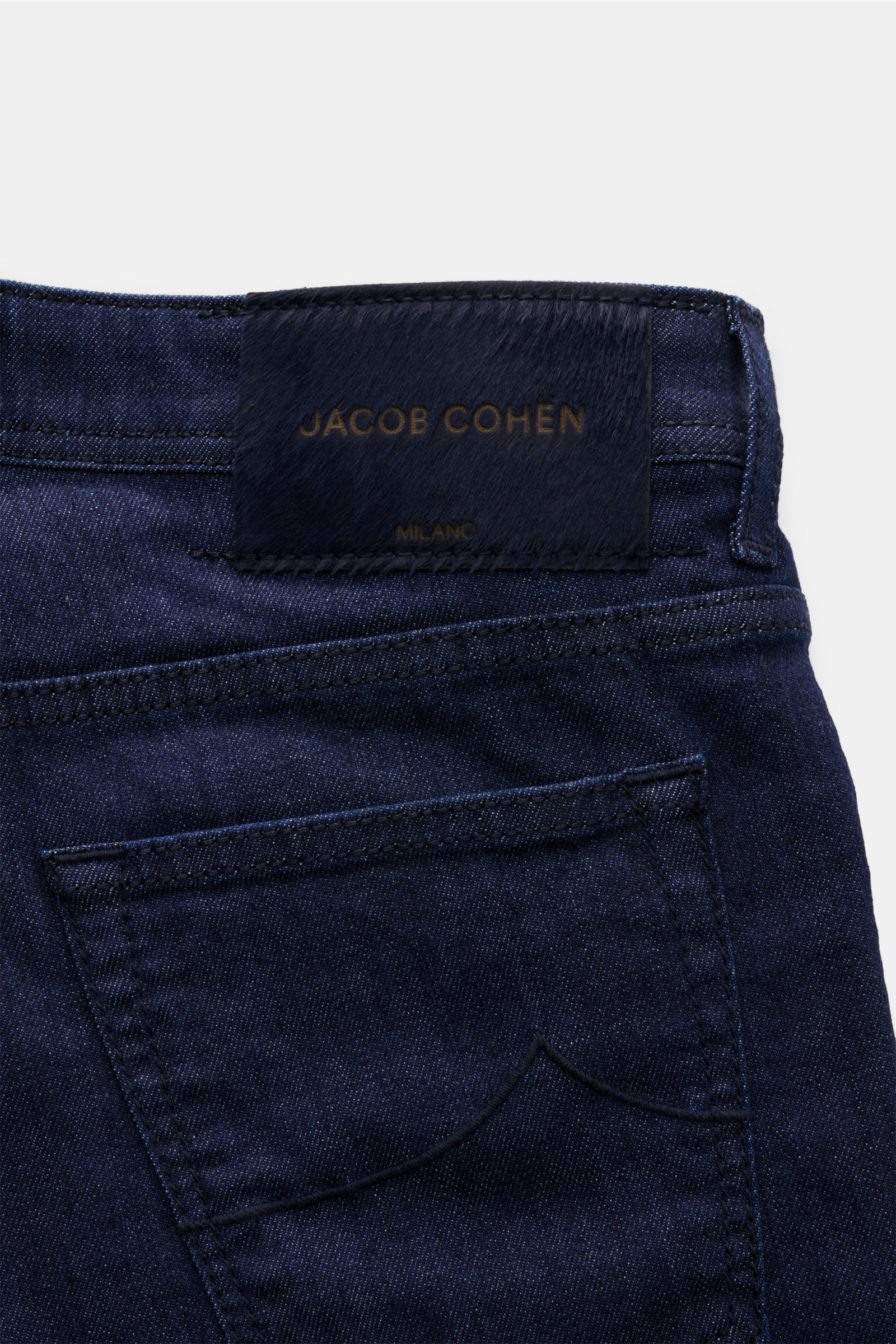 Jacob Cohen Jeans 'Bard' navy aus Baumwolle, elastisch, weicher Griff, Slim Fit, schmal, Button Fly, Five-Pocket, Münztasche mit Initial, Gesäßtaschen mit Stitching, Leather Patch in Ponyfell-Optik, Rückansicht.