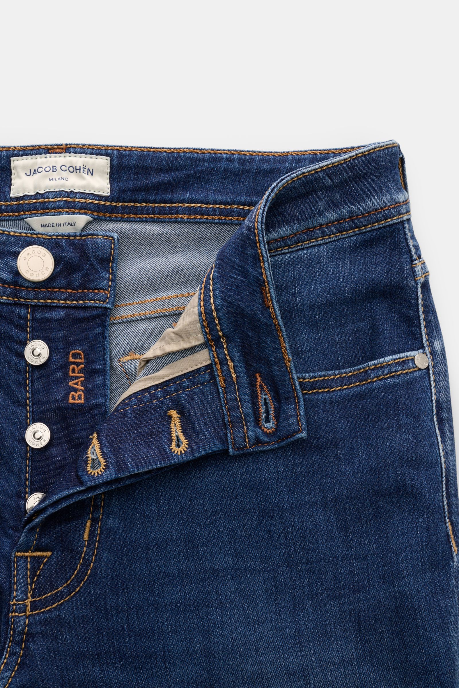 Close-up front view of Jacob Cohen Jeans 'Bard' blau showing button fly, soft elastic cotton denim, subtle used wash, signature leather patch, and detailed stitching.