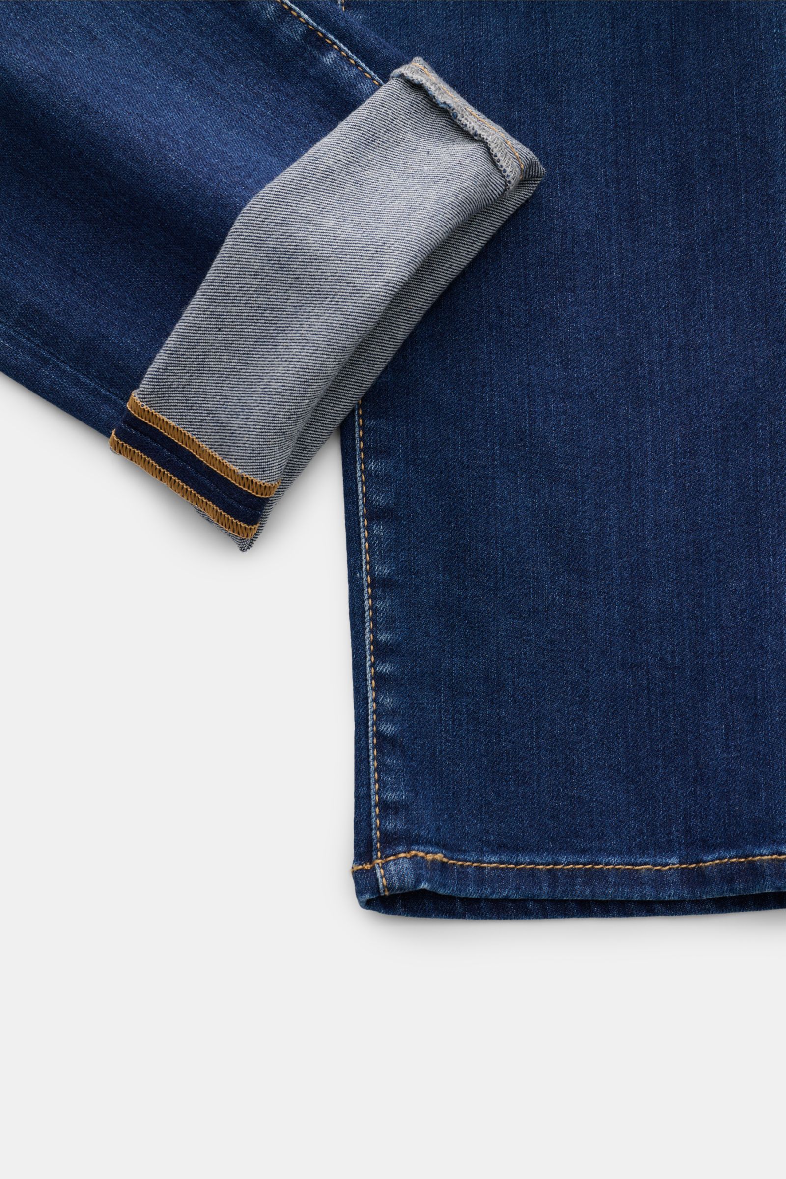Close-up front view of Jacob Cohen Jeans 'Bard' blau showing the cuff turned up to reveal soft, elastic denim with subtle used wash and contrast stitching.

Description to include: Setzen Sie auf modernen Luxus im Alltag: Die Premium-Jeans 'Bard' von JACO